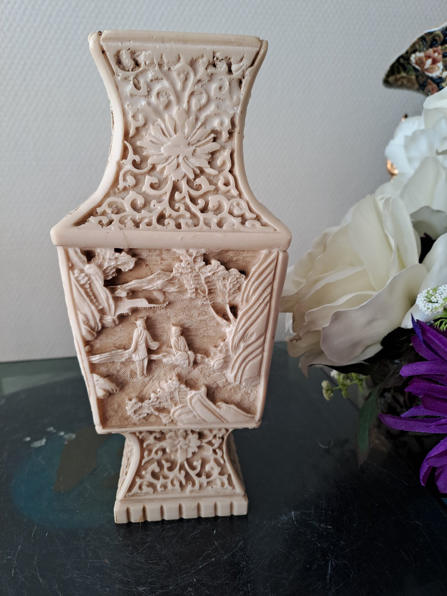 Vase Sculpté Motif De Scène asiatique.