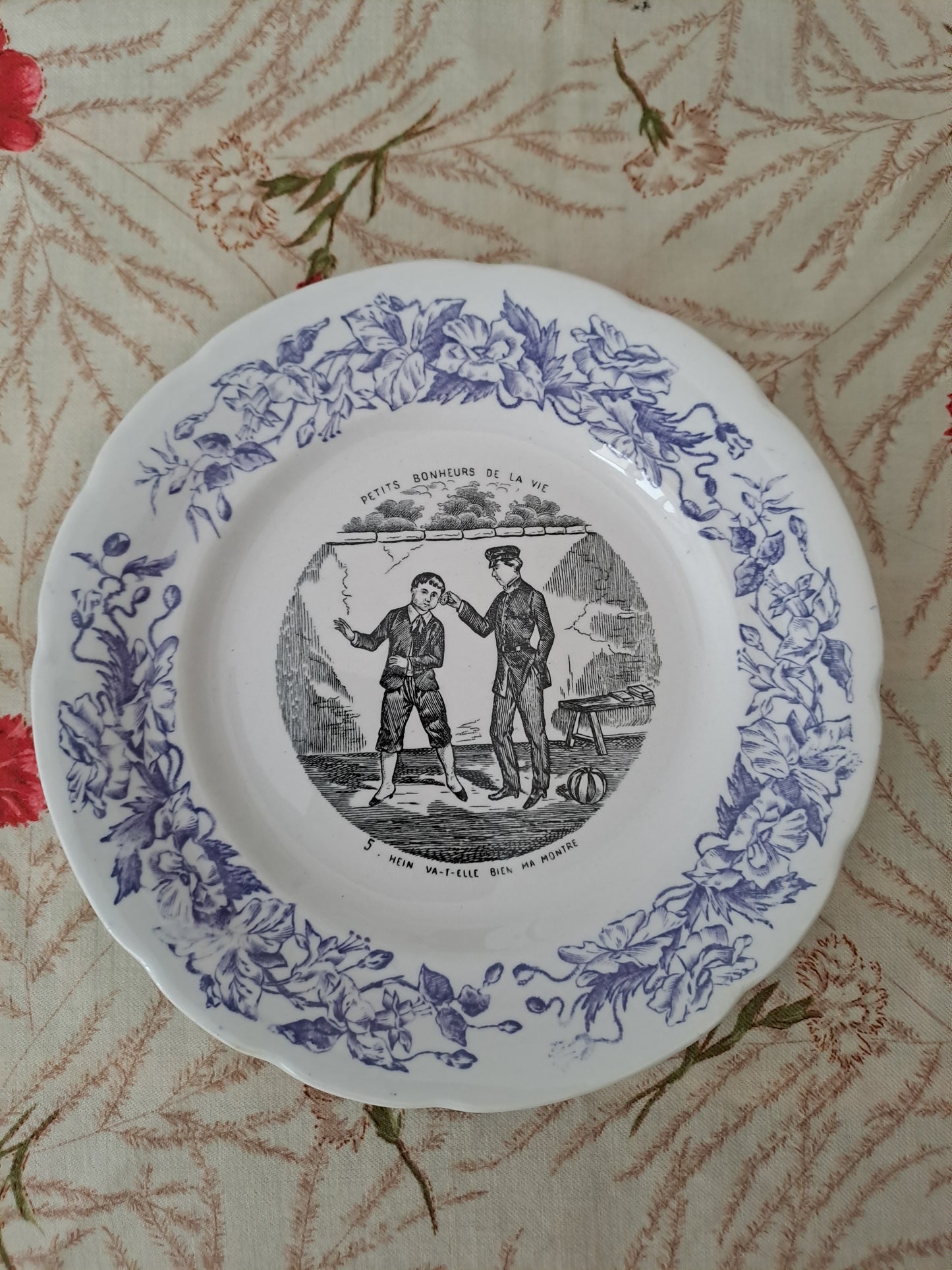 Assiette décorative Parlante. N°5. Les petits bonheurs de la vie. Faïence. H. B. Choisy Le Roi.