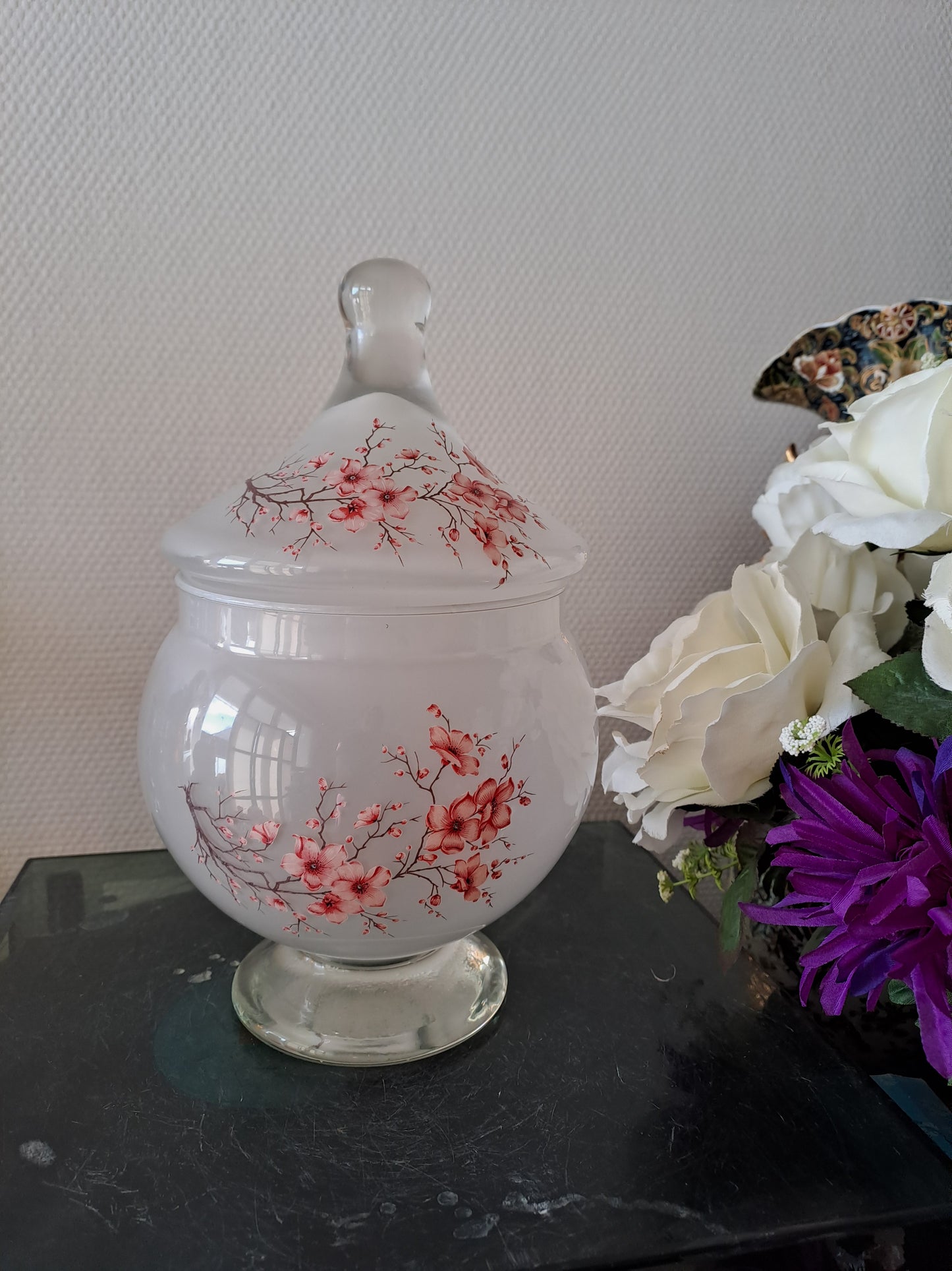 Vase / bonbonnière en pâte de verre. Motifs de fleurs.