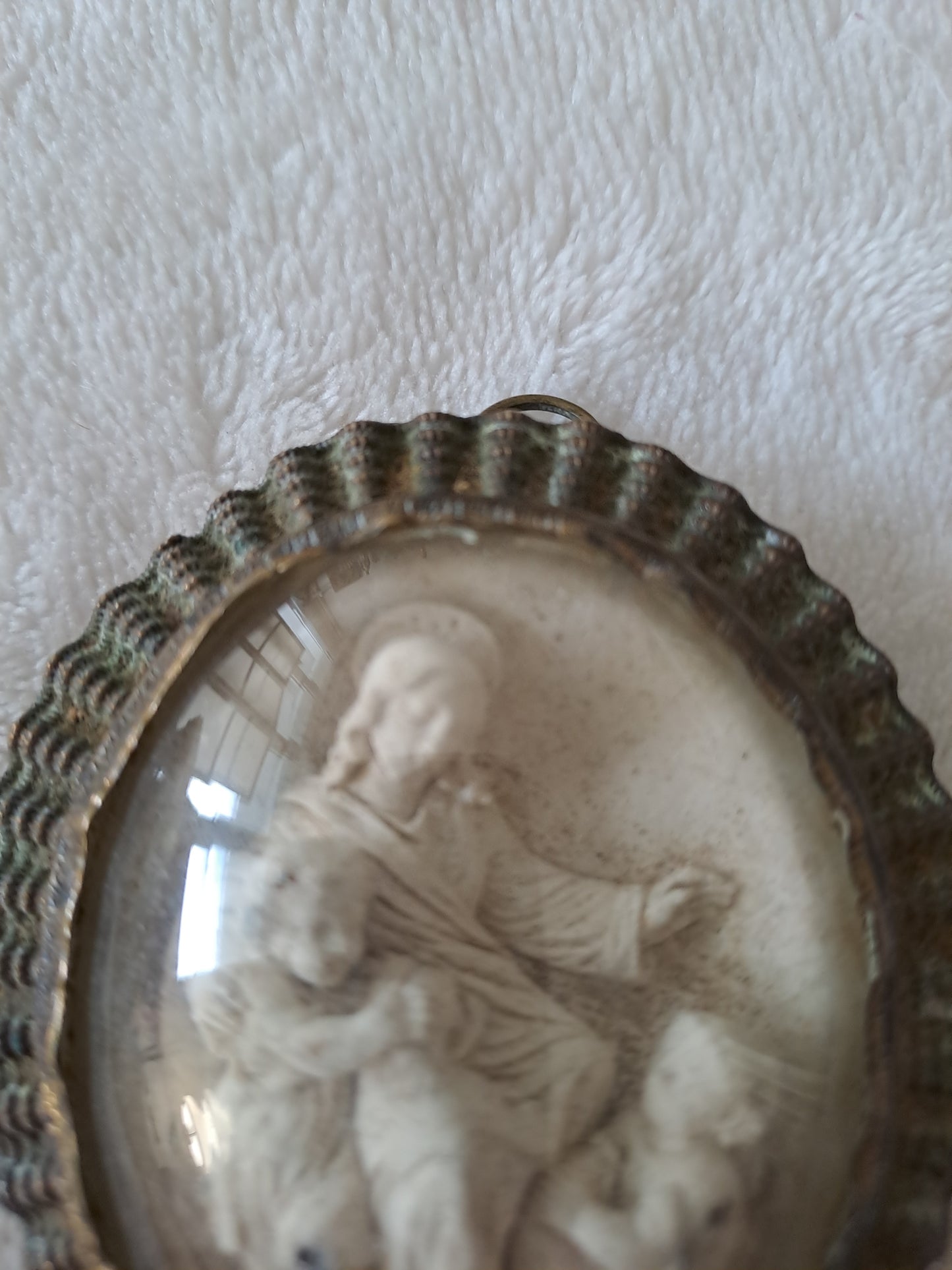 Médaillon. Sainte-Vierge Marie accompagnée de Jesus et de Saint Jean-Baptiste. En ecume de mer.