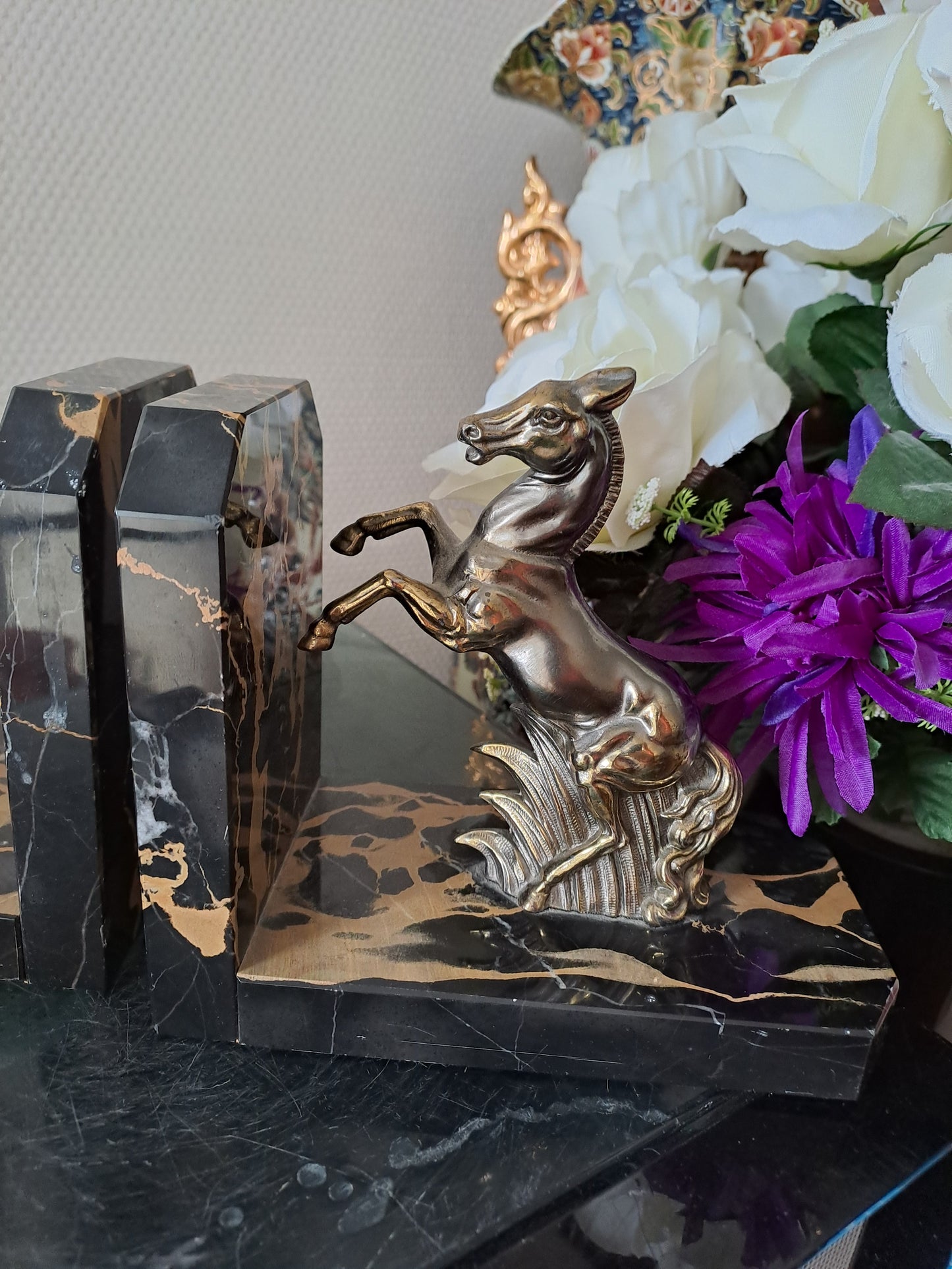 Paire de serre-livres figurant des chevaux. Marbre et régule.