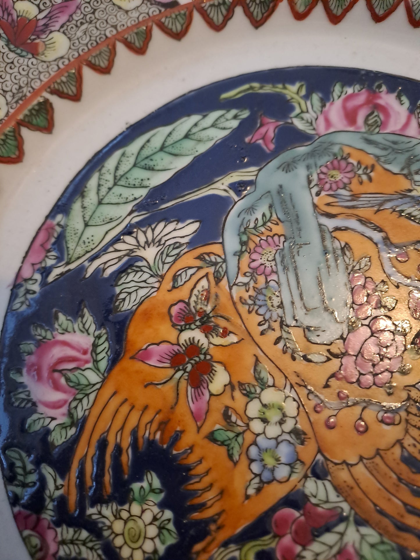 Assiette porcelaine Macau(?). Signature à identifier.