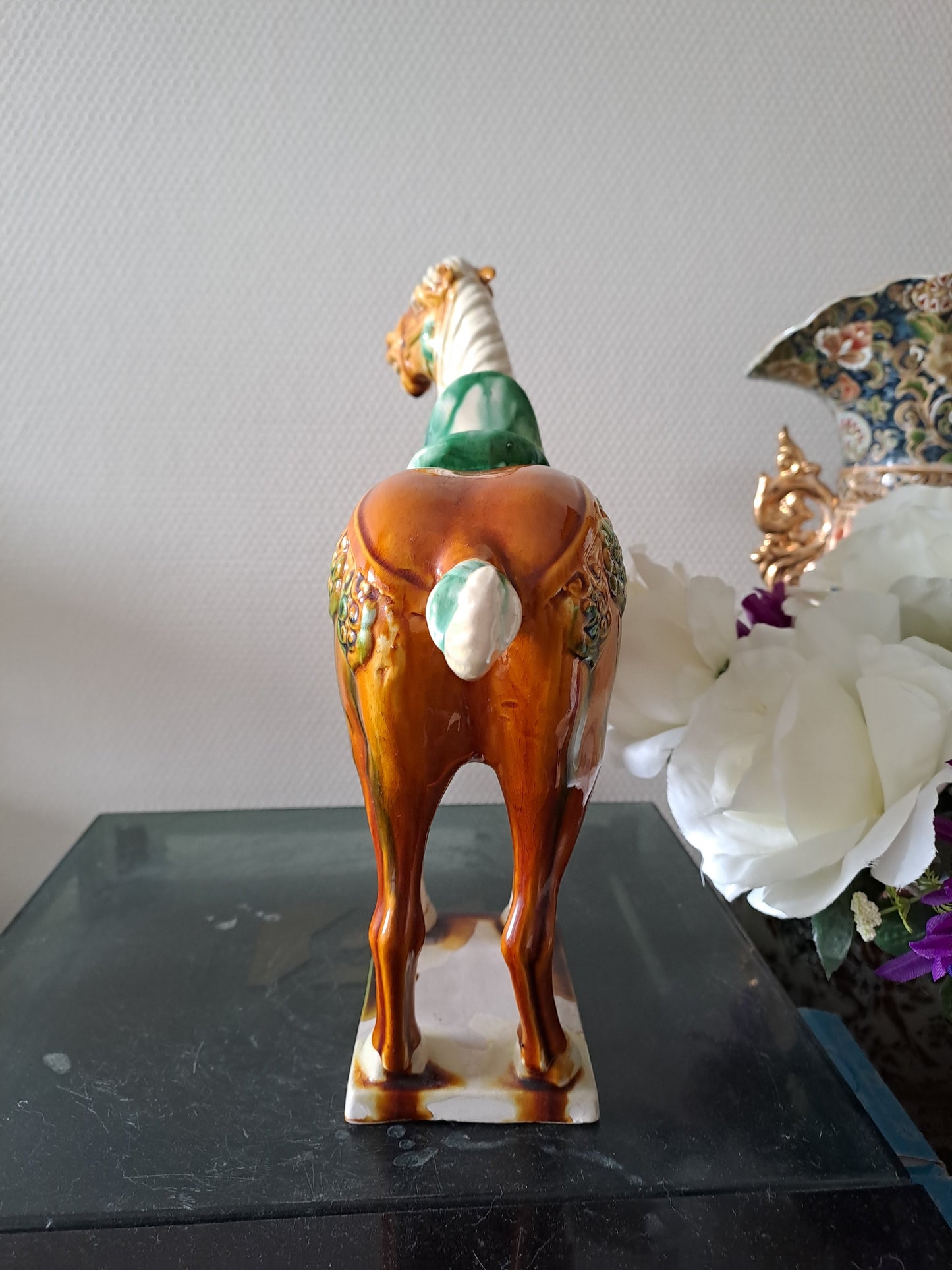 Statue représentant un cheval en Faïence Émaillée Polychrome. Chine.