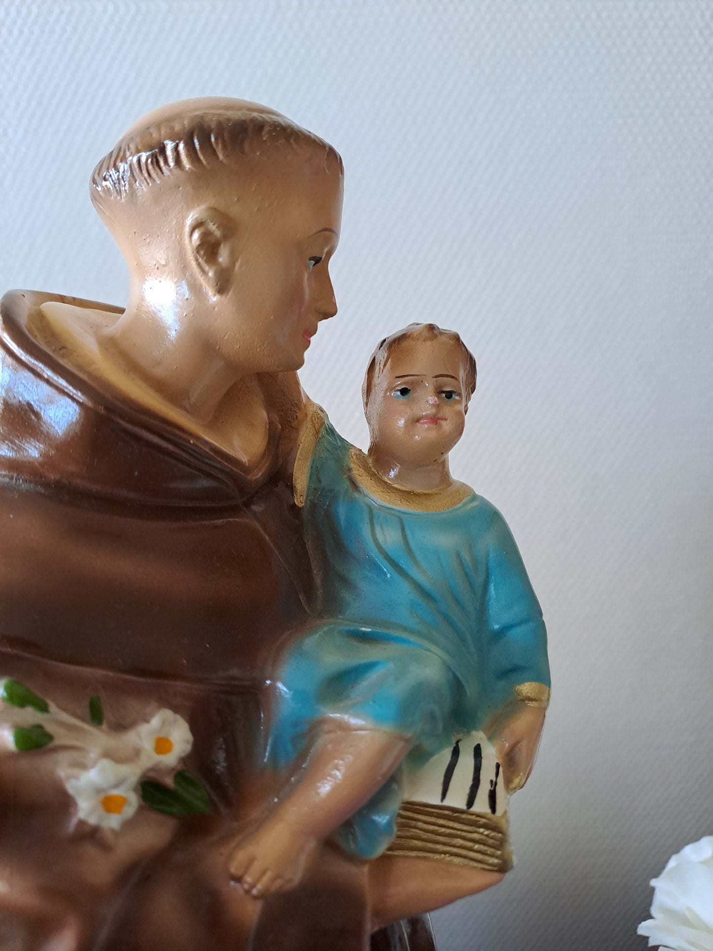 Statue Saint Antoine de Padoue signé en céramique. 41 cm.