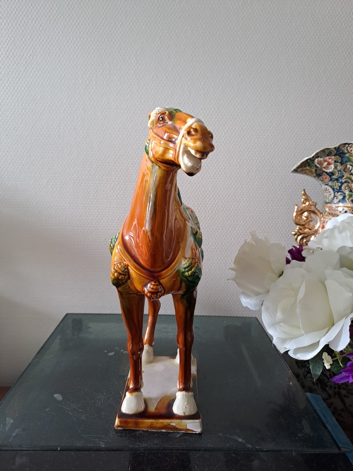 Statue représentant un cheval en Faïence Émaillée Polychrome. Chine.