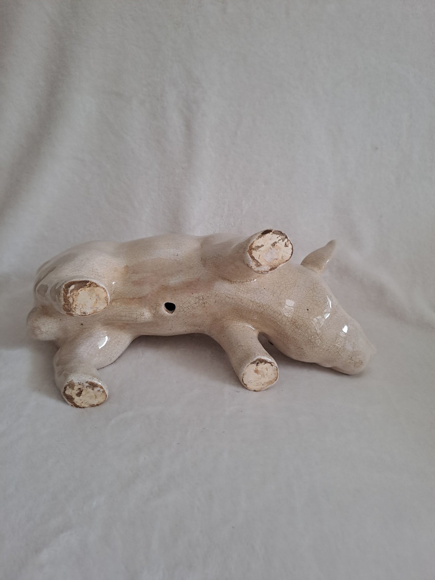 Cochon en céramique craquelée. 31 cm x 16 cm.