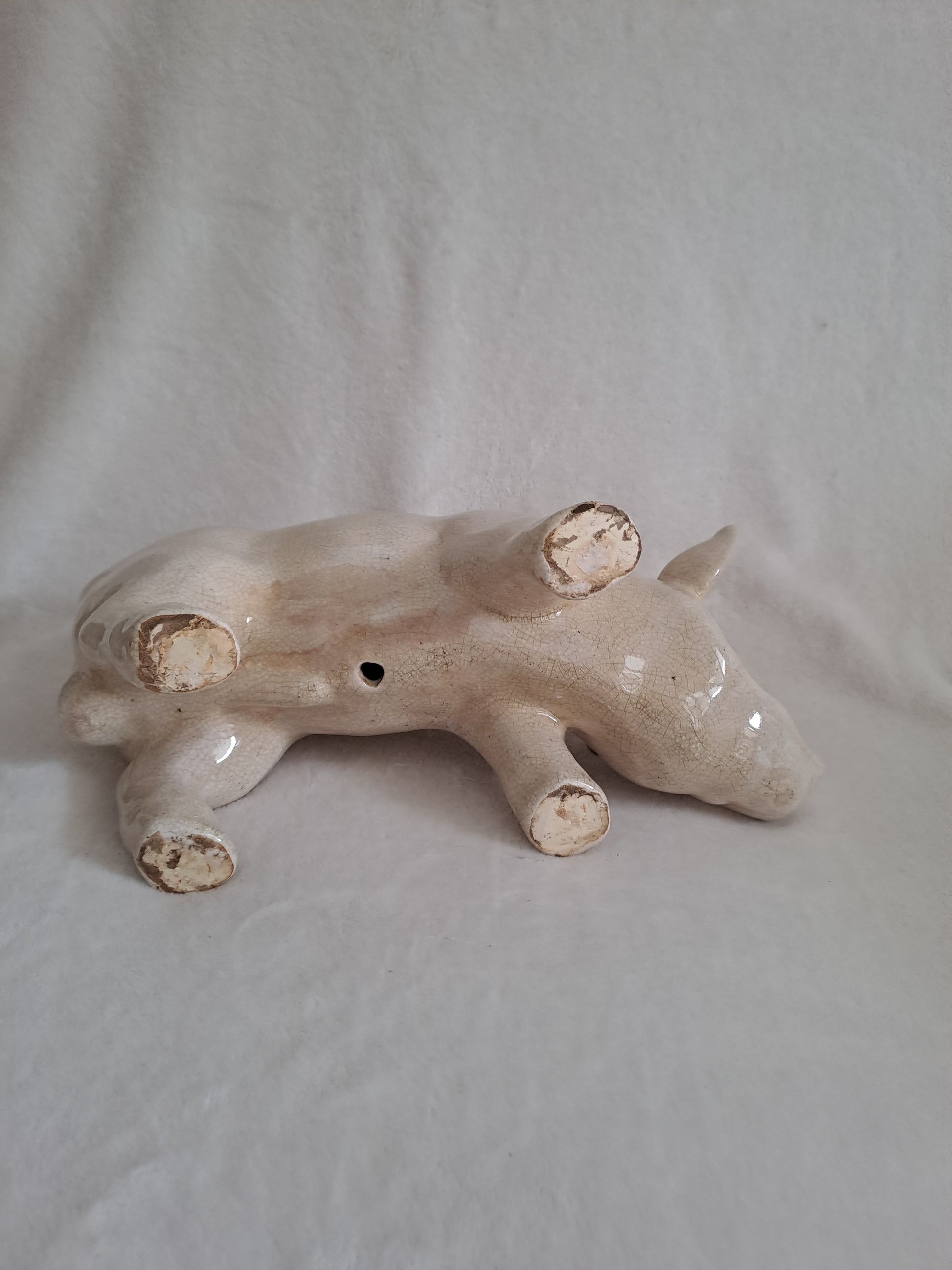 Cochon en céramique craquelée. 31 cm x 16 cm.