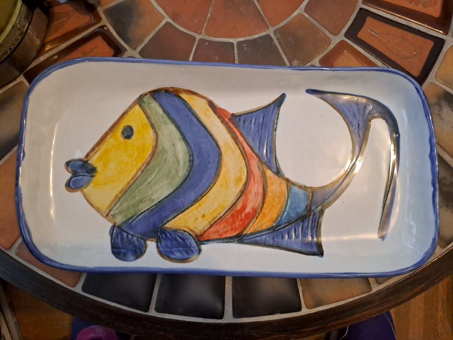 Plat à poisson en grès figurant un poisson. Signature à la pointe à identifier.