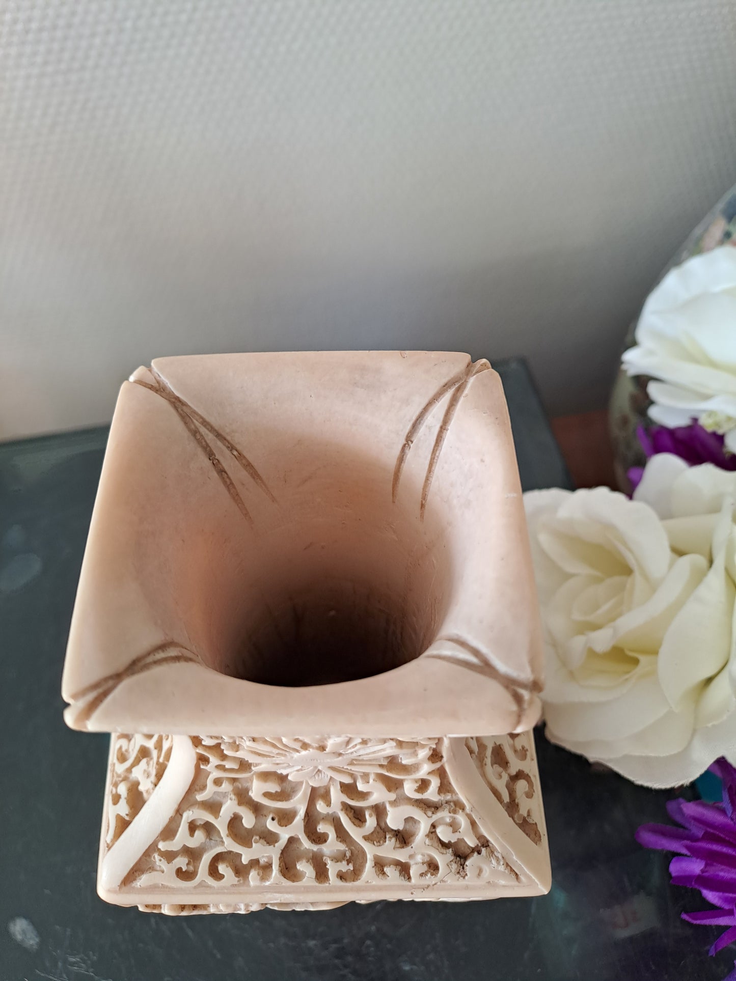 Vase Sculpté Motif De Scène asiatique.