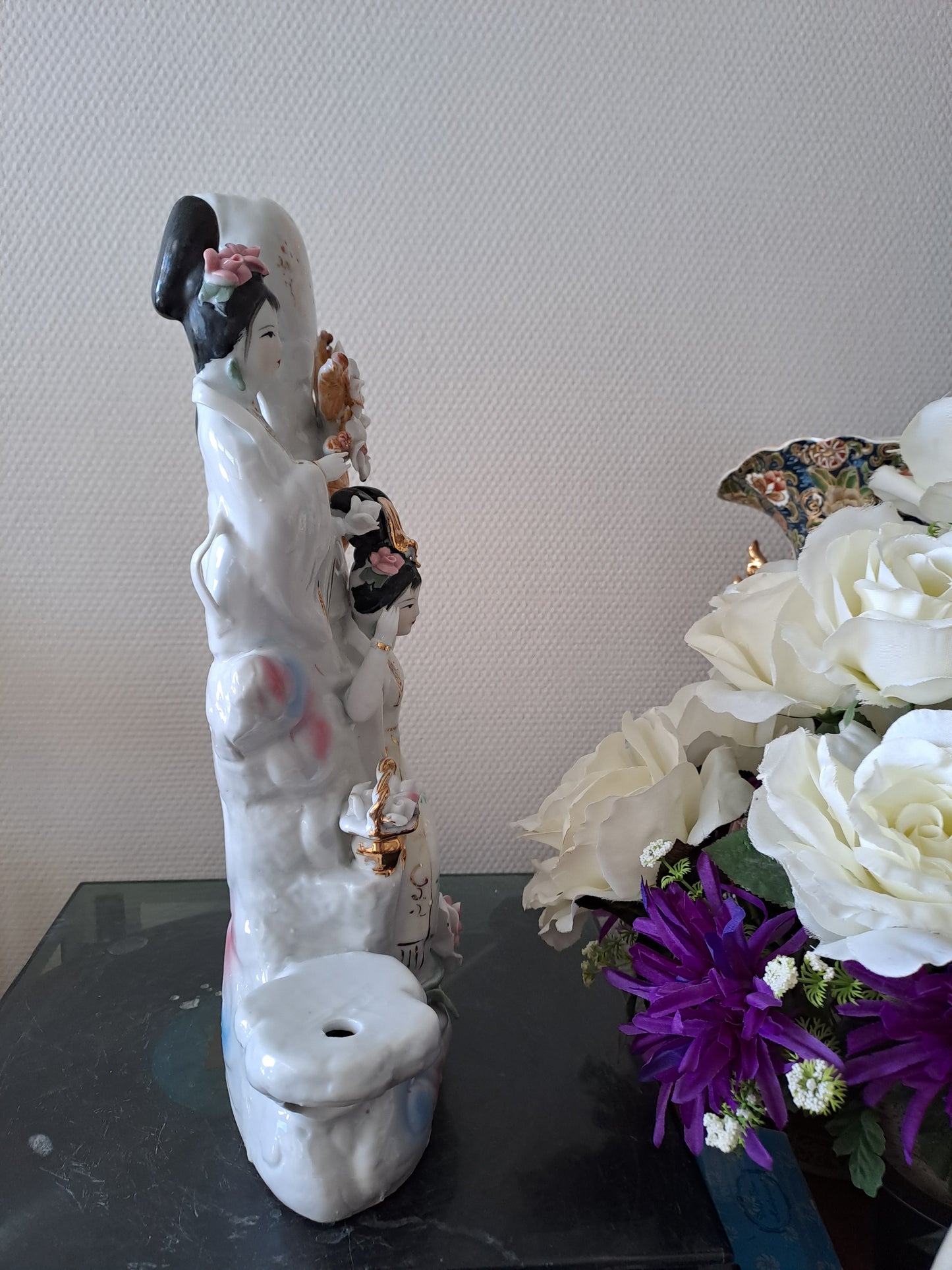 Statue geishas. Porcelaine et biscuits. Pied de lampe.