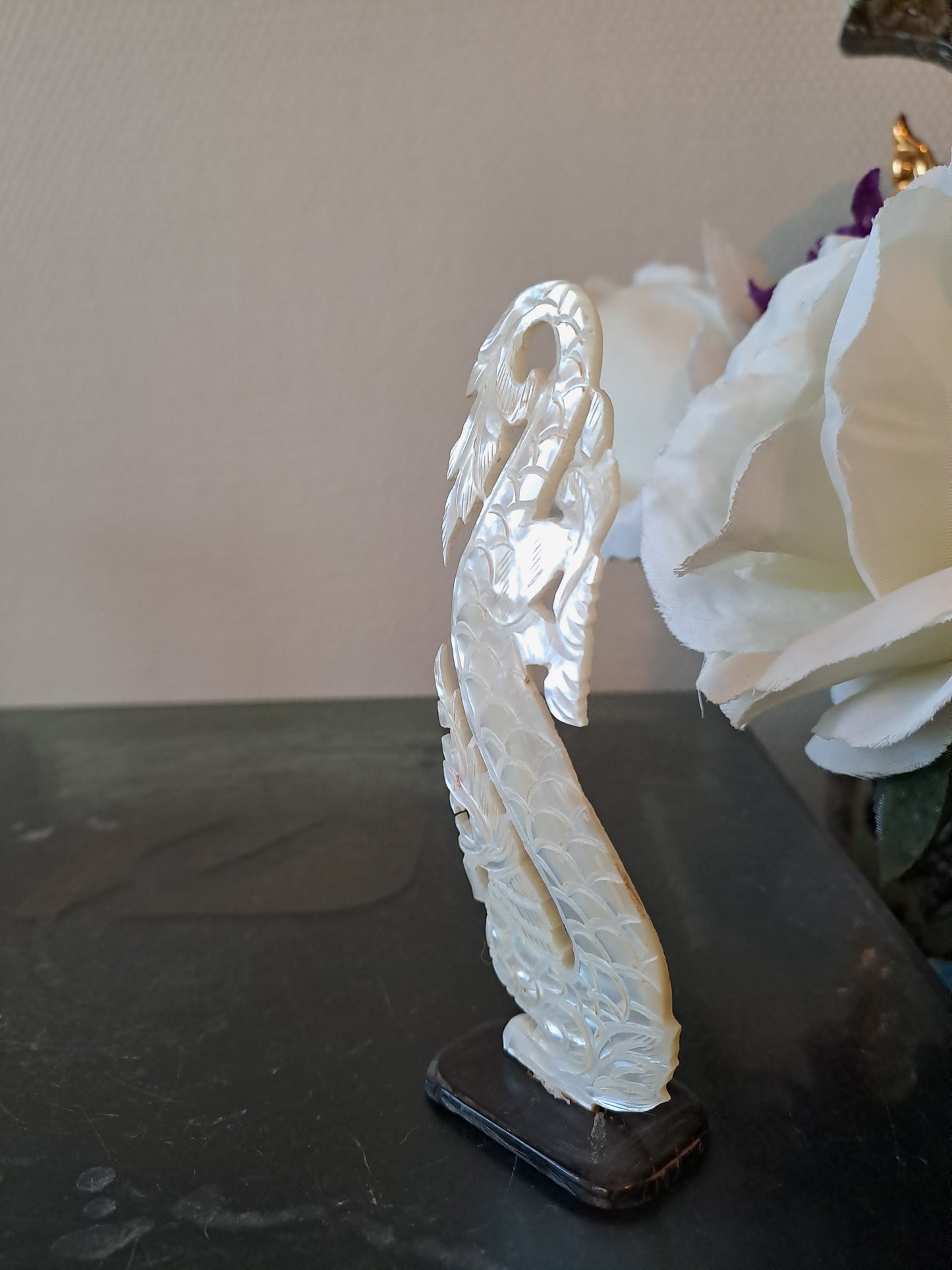 Nacre sculpture représentant un dragon. Myanmar ( Birmanie).