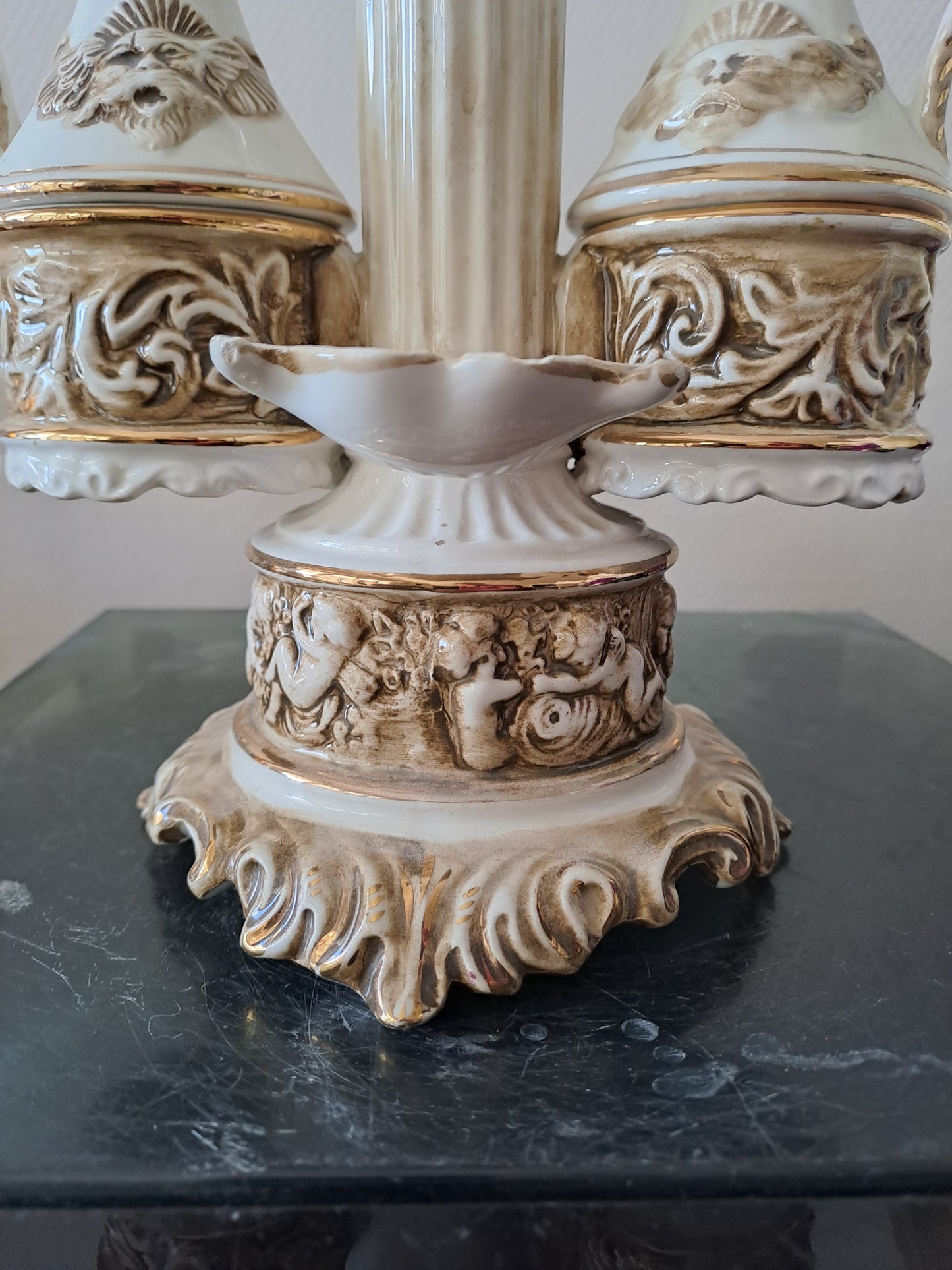 Serviteur de table. Capodimonte. Italy. Salerons. Vinaigrier et huilier.