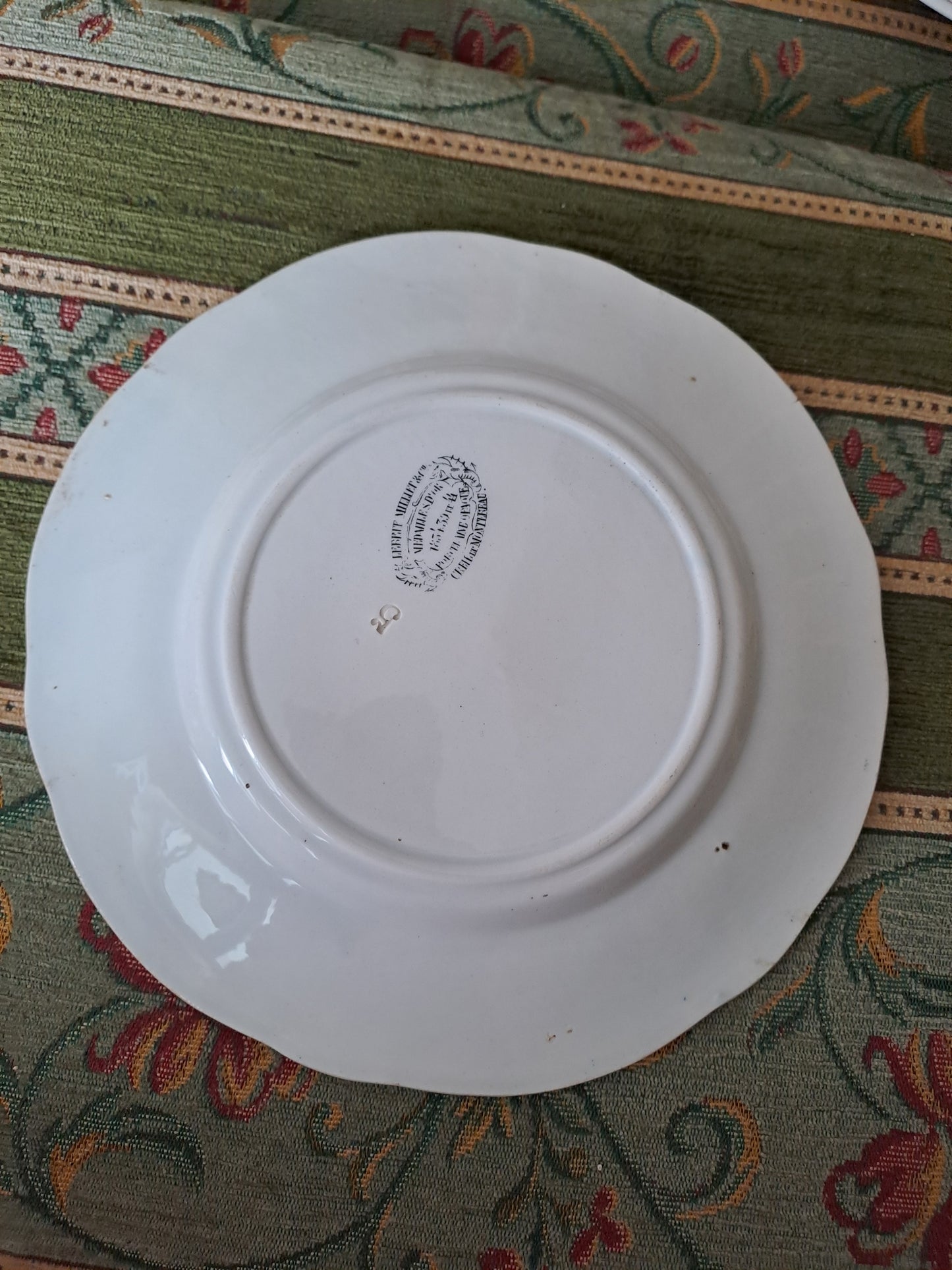 Assiette décorative représentant l'assassinat du général de Brea. Lebeuf Milliet et Cie à Creuil et Montereau.