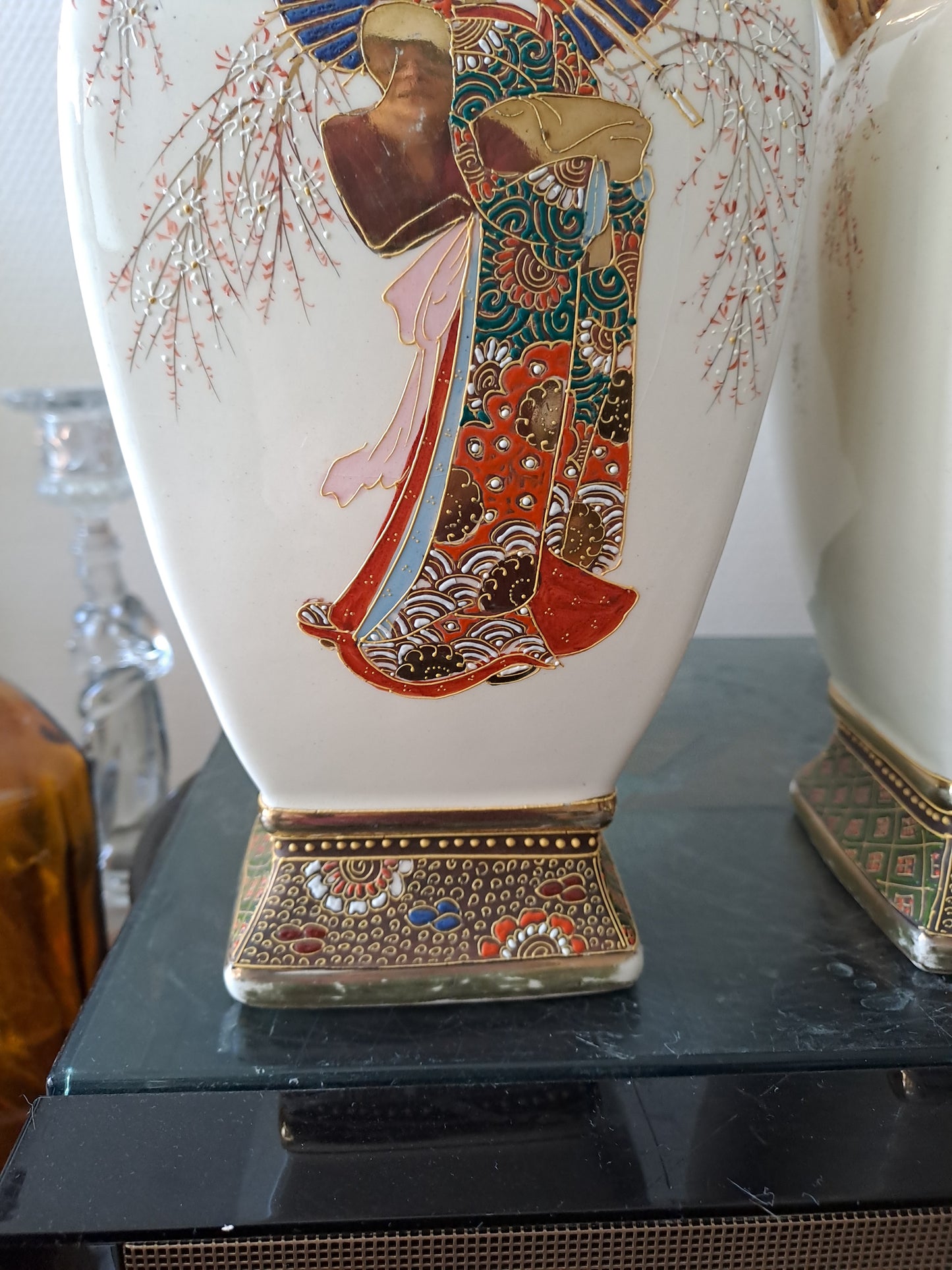 Paire de Vases En Porcelaine japonaise.