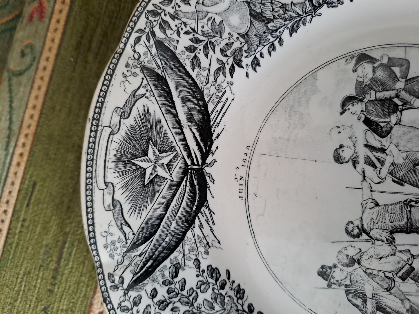 Assiette décorative représentant l'assassinat du général de Brea. Lebeuf Milliet et Cie à Creuil et Montereau.