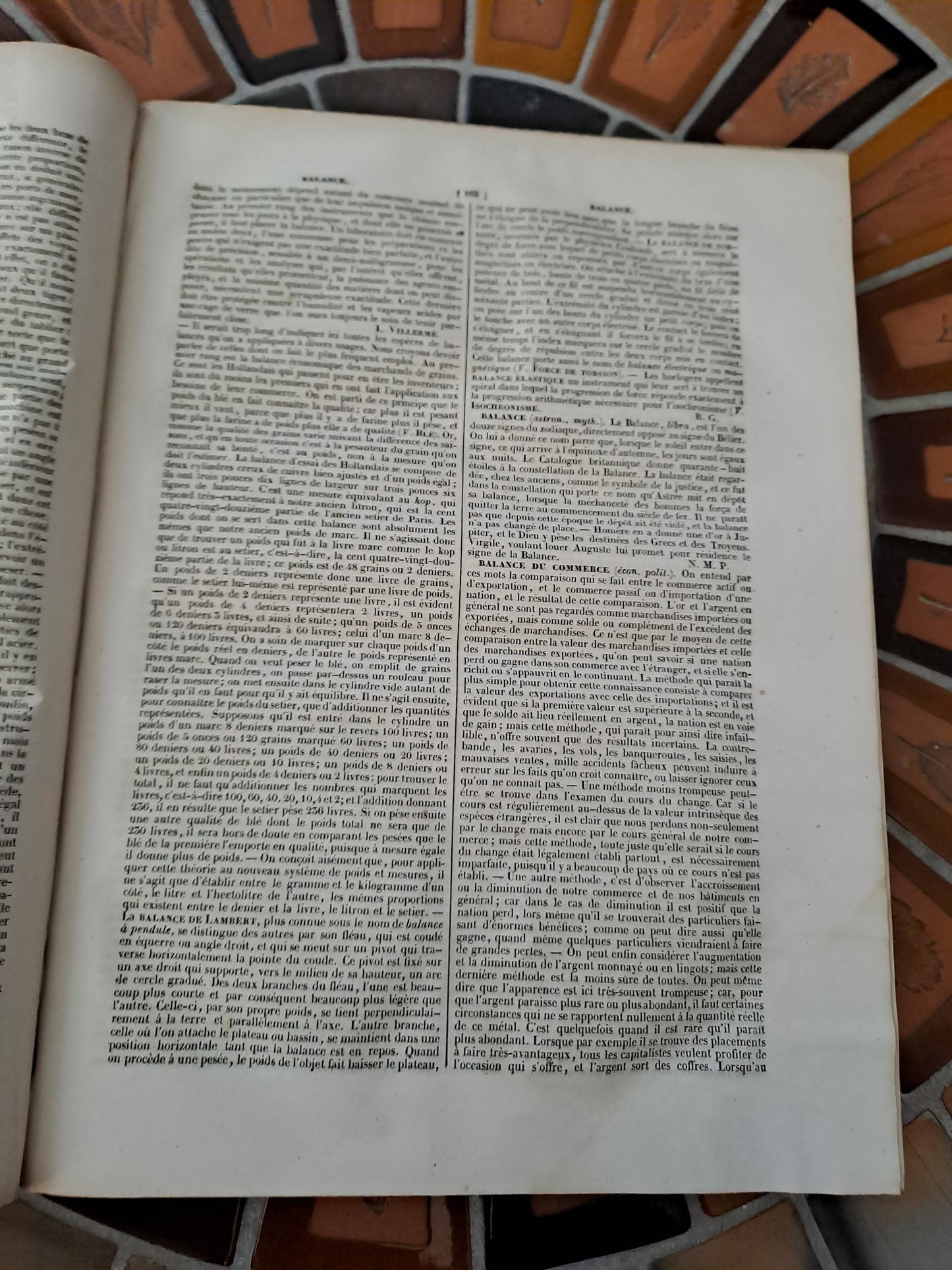 Encyclopedie Catholique.

Répertoire universel et raisonné des sciences, des sciences, des lettres, des arts et des métiers, formant une bibliothèque universelle.

Publiée sous la direction de :
De M. Abbé Glaire,
Professeur d'hébreu à la Sorbonne,
De M. Le Vte walsh,
Et d'un comité d'orthodontie.

1841.

Tome 3.

Athan - Bolom.

Ouvrage en bel état.
Jaunit, ne gênant en rien la lecture.
Les photos font offices de description.
Couverture cartonnée, papiers ayant des déchirures.


Parent-desbarres, éditeur, 