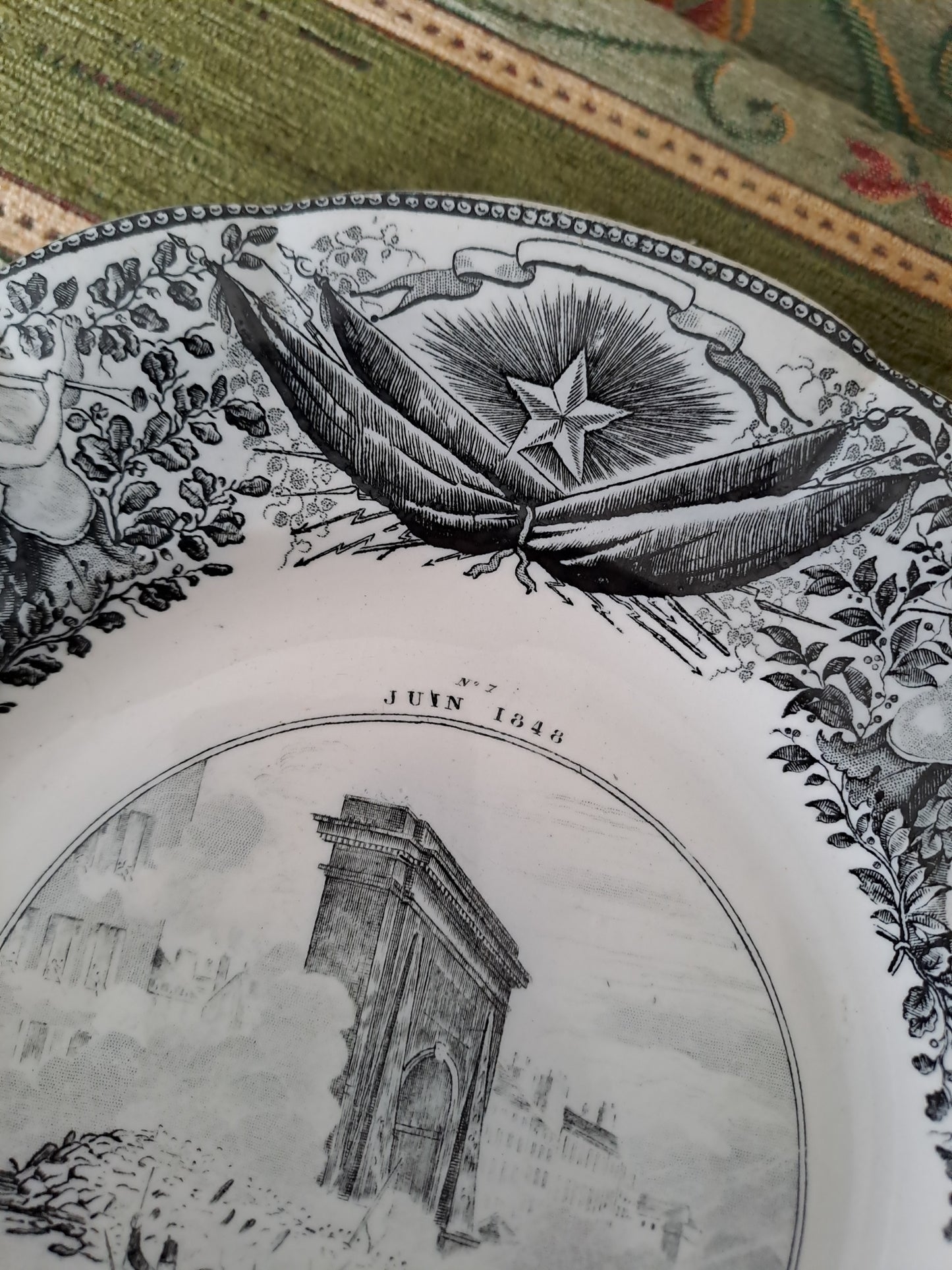 Assiette décorative représentant prise de la barricade de la porte saint Denis.