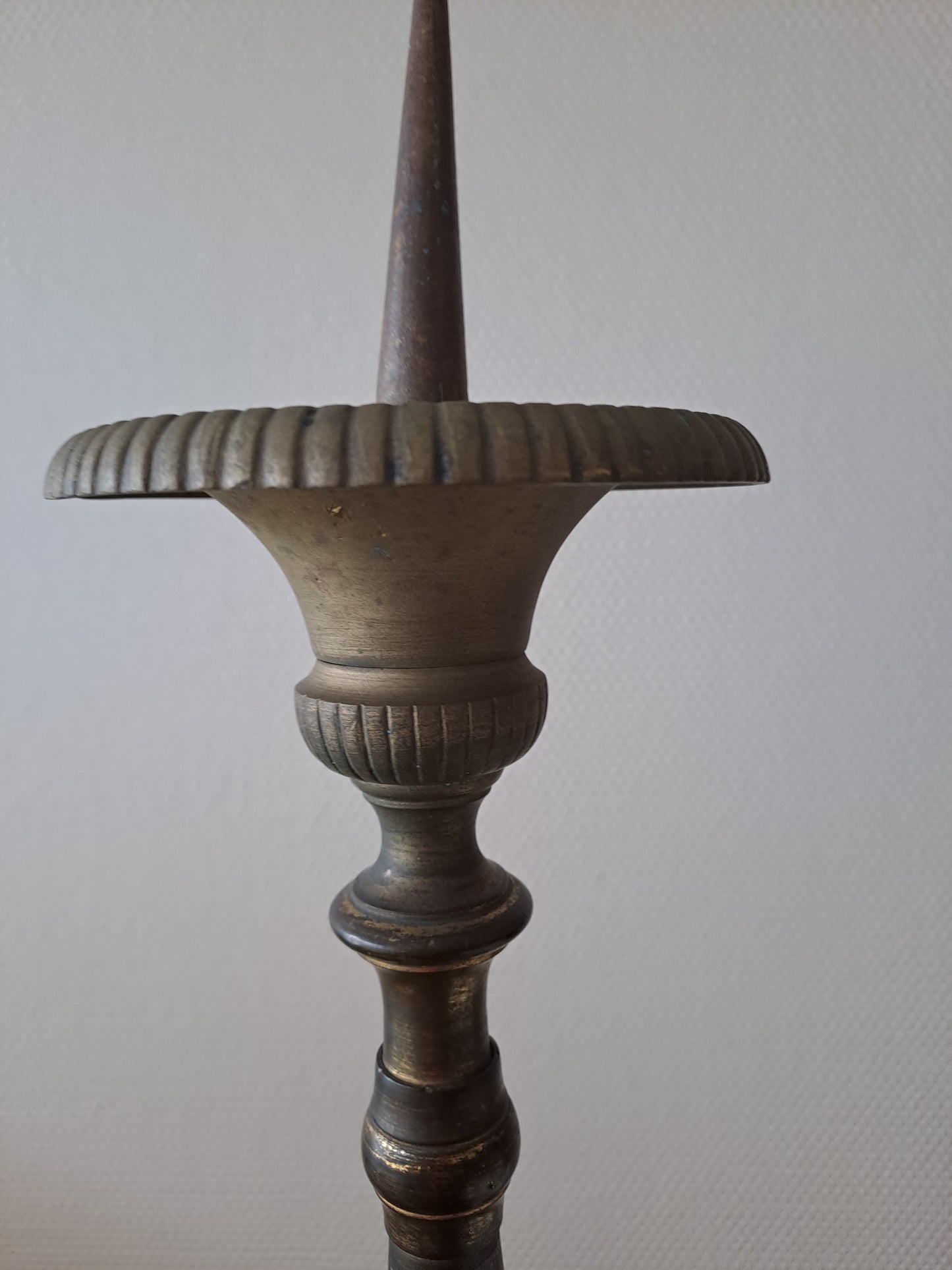 Pique cierge D'Église. En laiton et bronze.