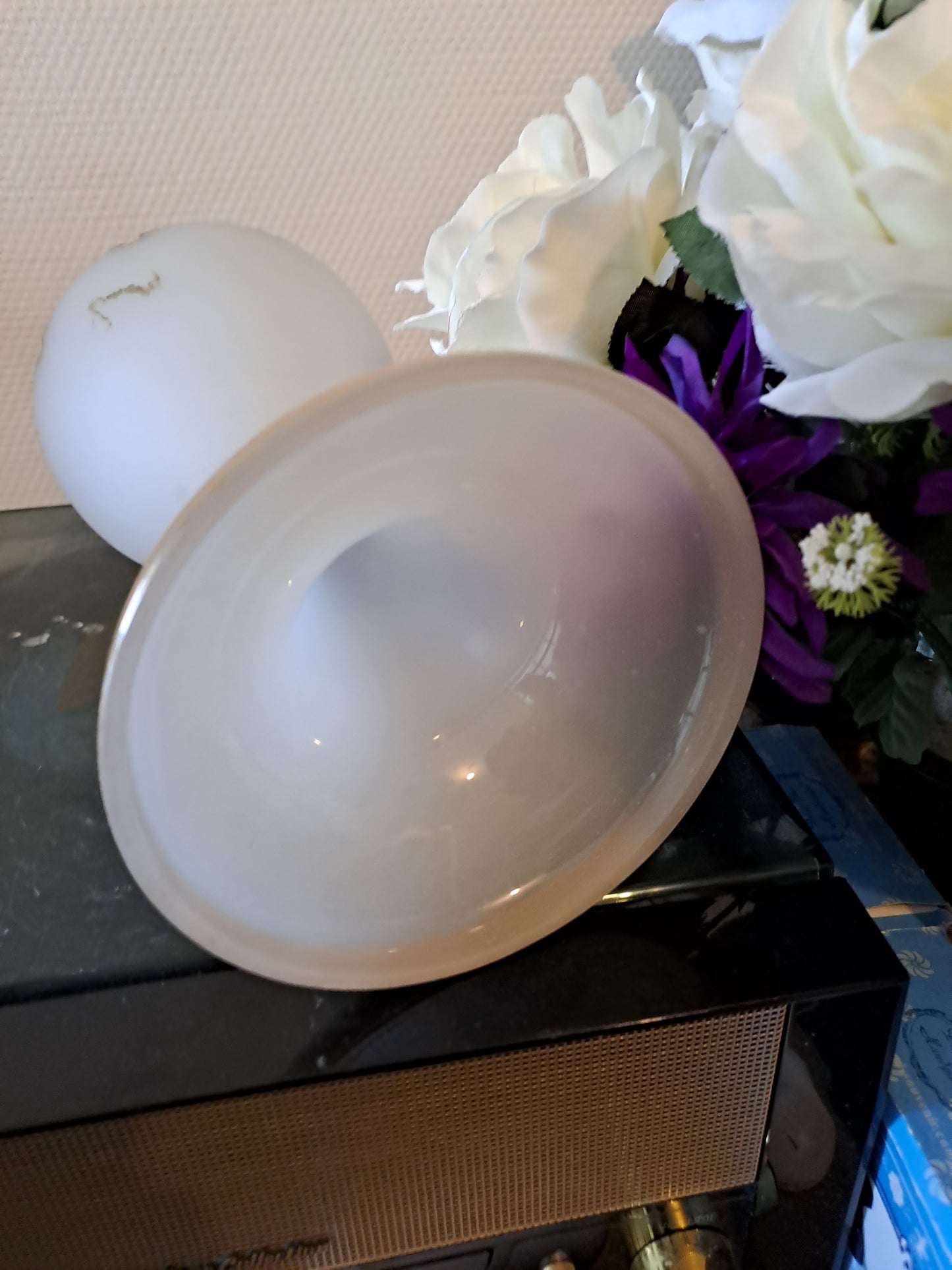 BACCARAT. Coupe sur pied. Fleurs de lys. 
Opaline blanche avec liseret or. Ancien decoration vintage.