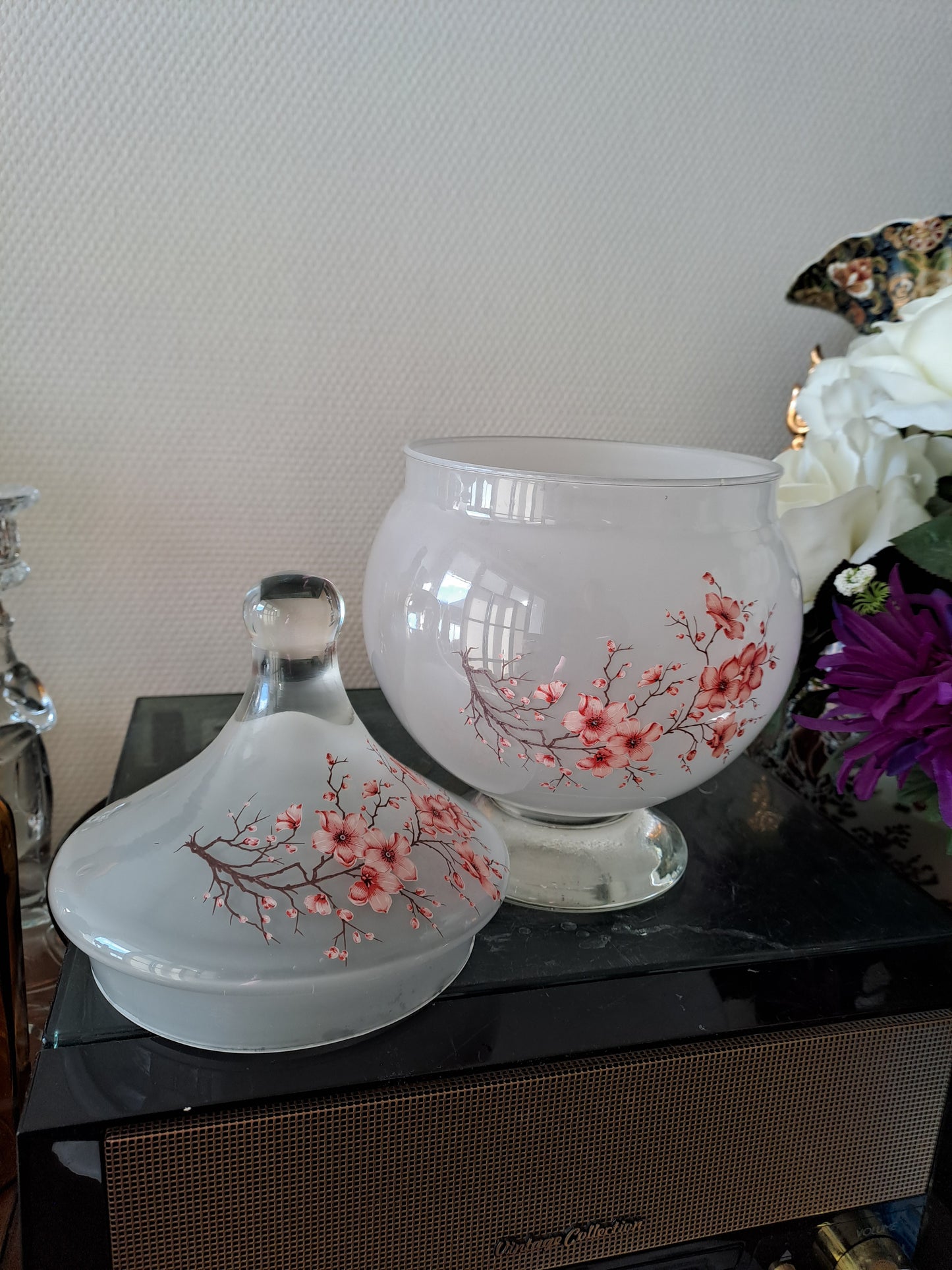 Vase / bonbonnière en pâte de verre. Motifs de fleurs.