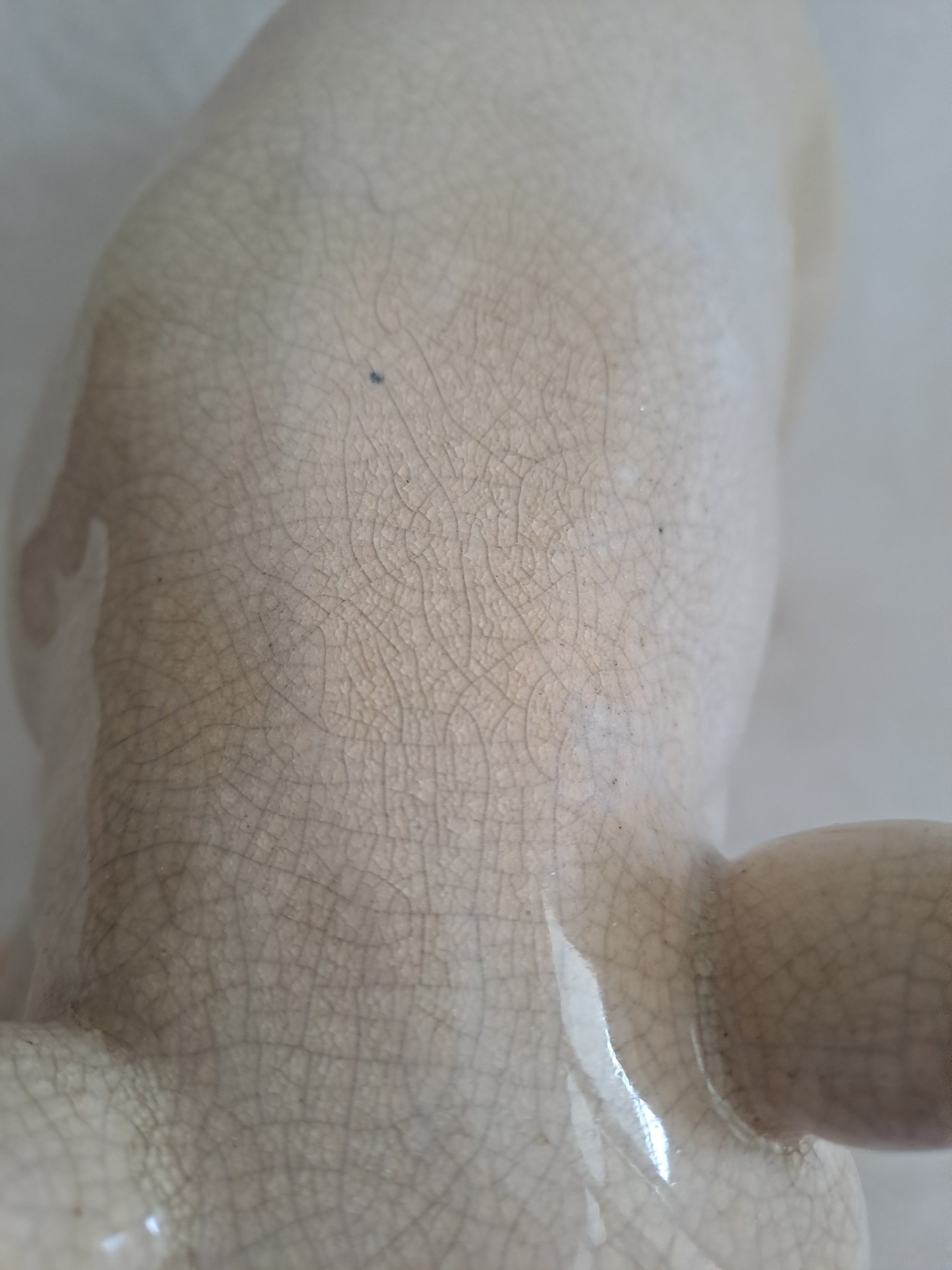 Cochon en céramique craquelée. 31 cm x 16 cm.