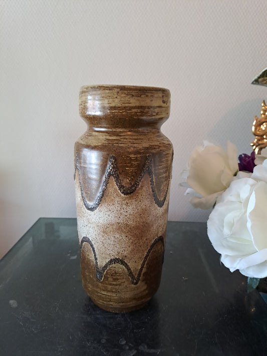 Vase En grés. Volutes en relief. 22 cm de haut. Ancien décoration vintage.