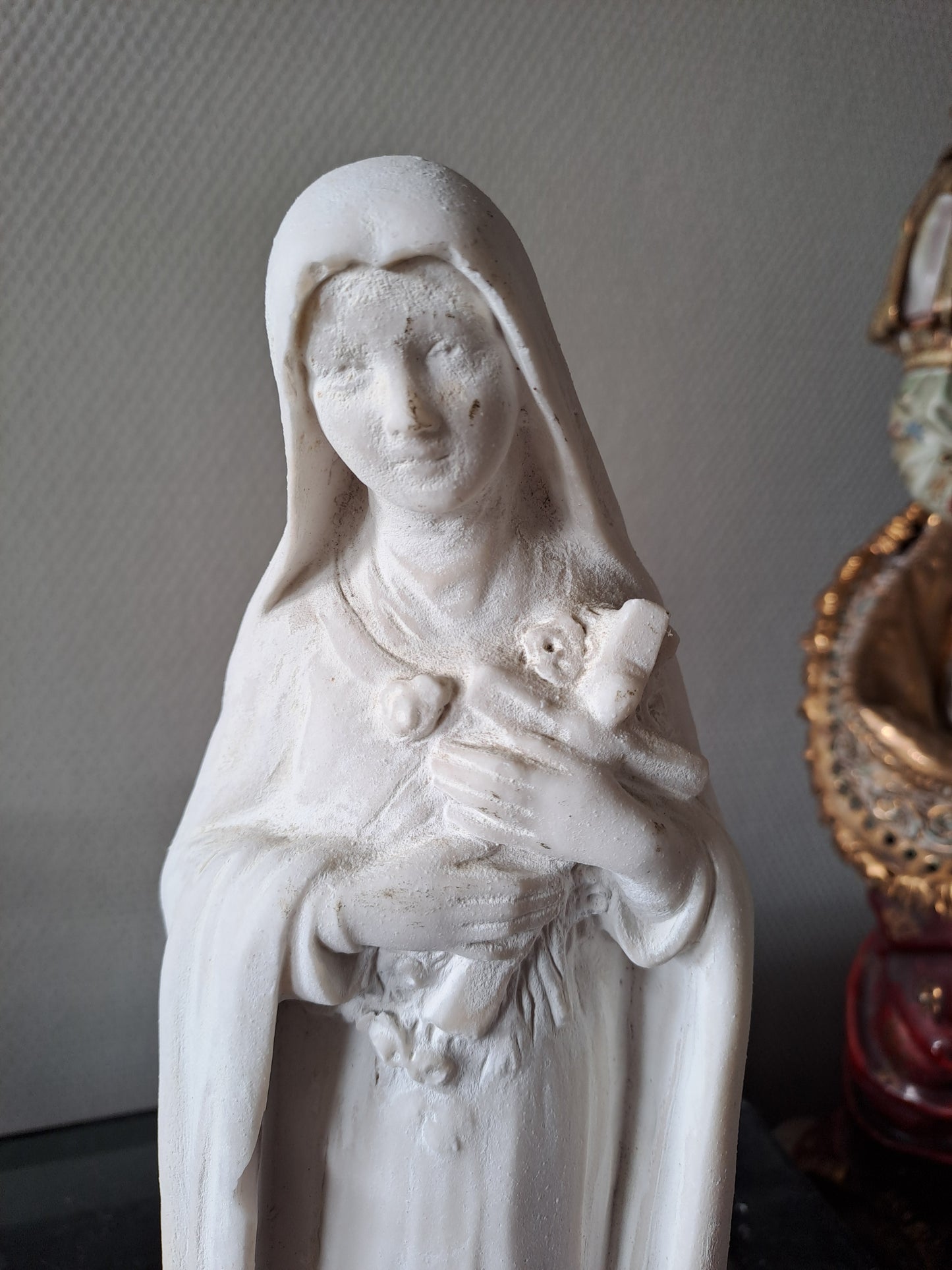 Statue représentant Sainte Thérèse De L'enfant Jesus de l'enfant Jésus de Lisieux. 30 cm. Ancien Vintage catholique. 