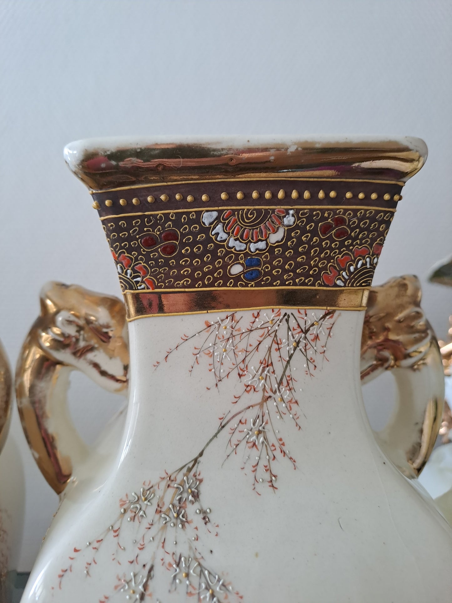 Paire de Vases En Porcelaine japonaise.