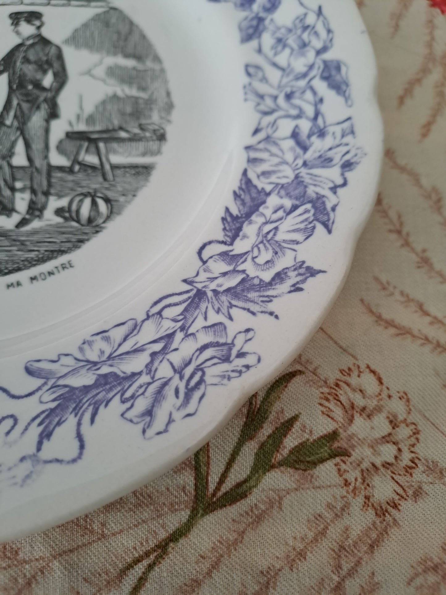 Assiette décorative Parlante. N°5. Les petits bonheurs de la vie. Faïence. H. B. Choisy Le Roi.