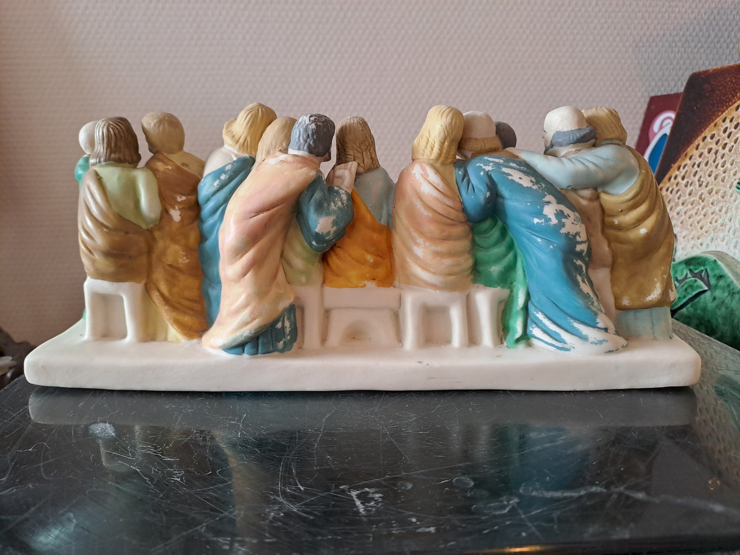 Statue Représentant La Sainte Cène En Céramique. 26.5 Cm X 11.5 Cm X 8.4 Cm.