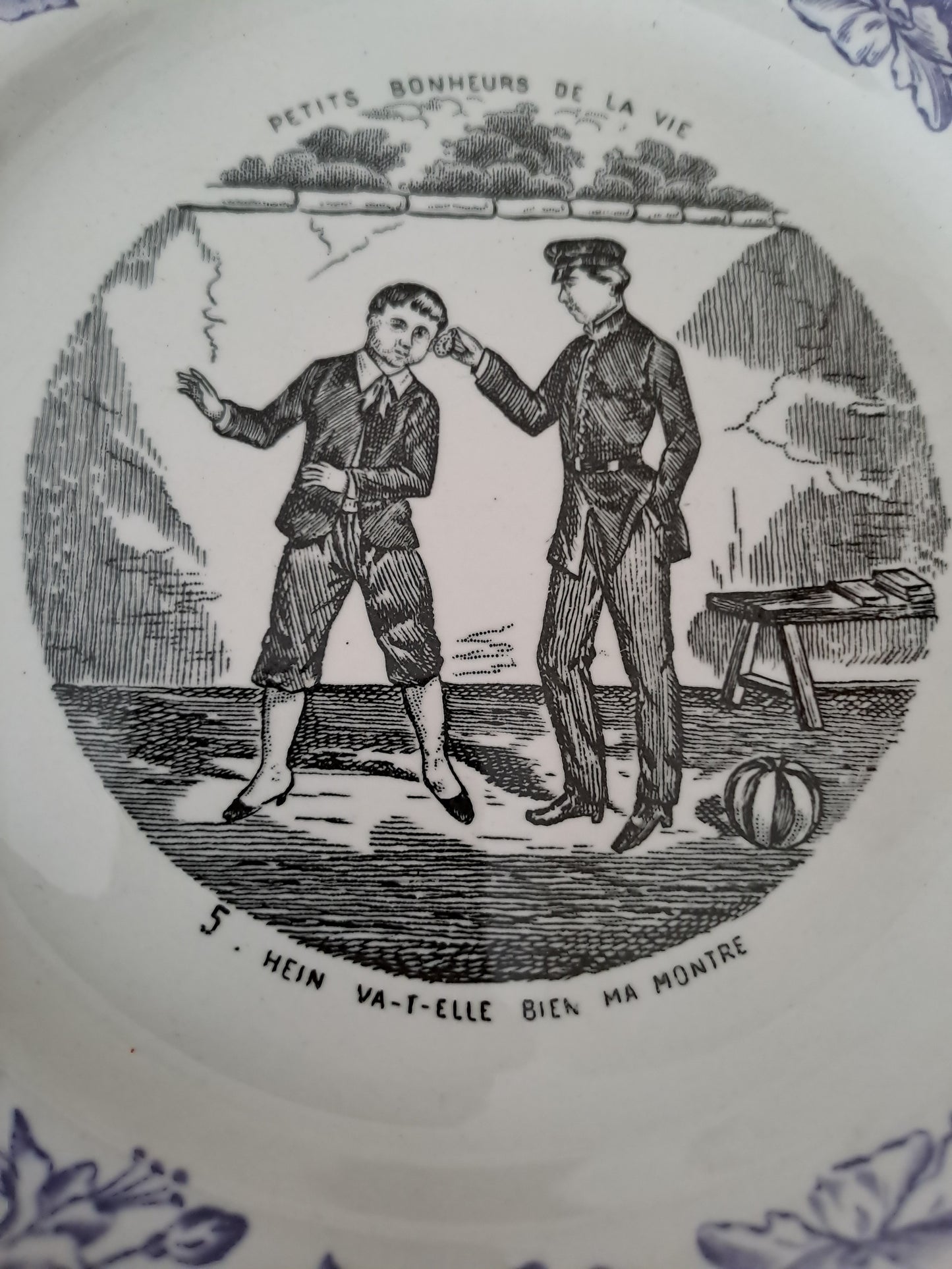 Assiette décorative Parlante. N°5. Les petits bonheurs de la vie. Faïence. H. B. Choisy Le Roi.