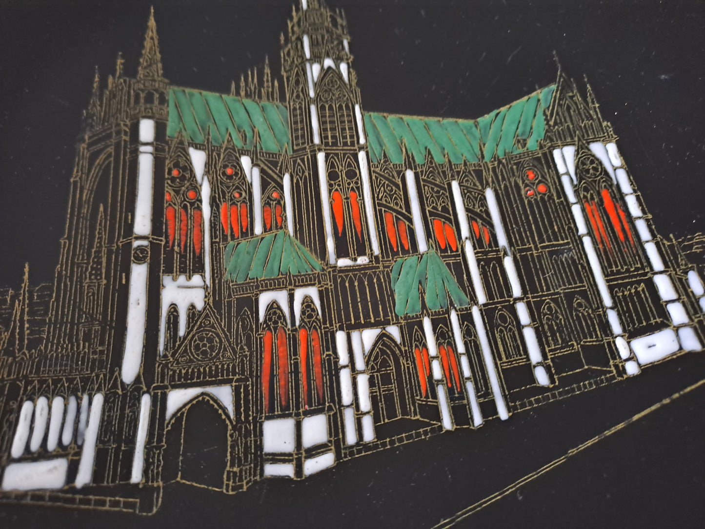 Longwy. Assiette Cathedrale De Metz N° 3522. Décoré À La Main. Grand Feu.