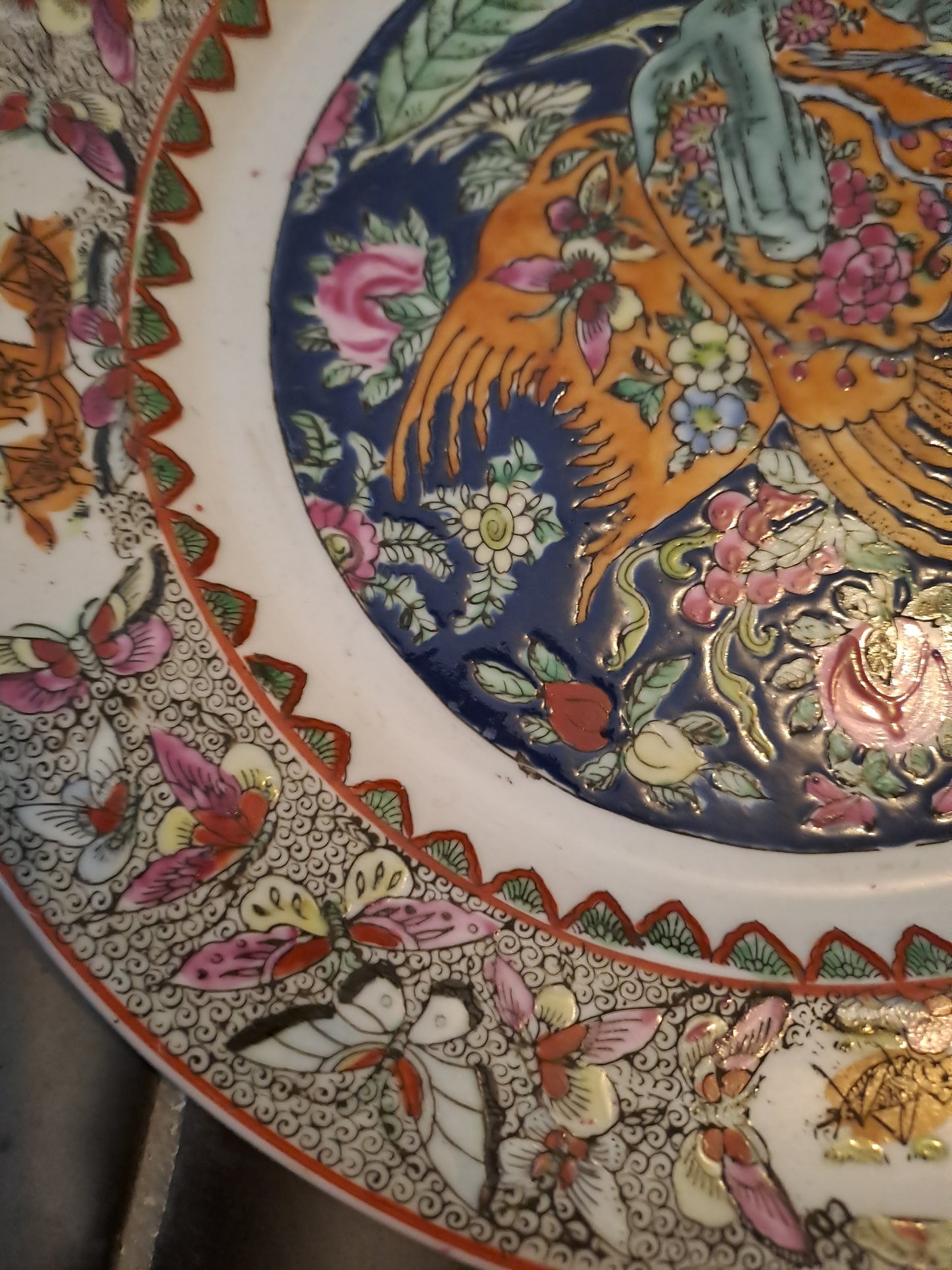 Assiette porcelaine Macau(?). Signature à identifier.