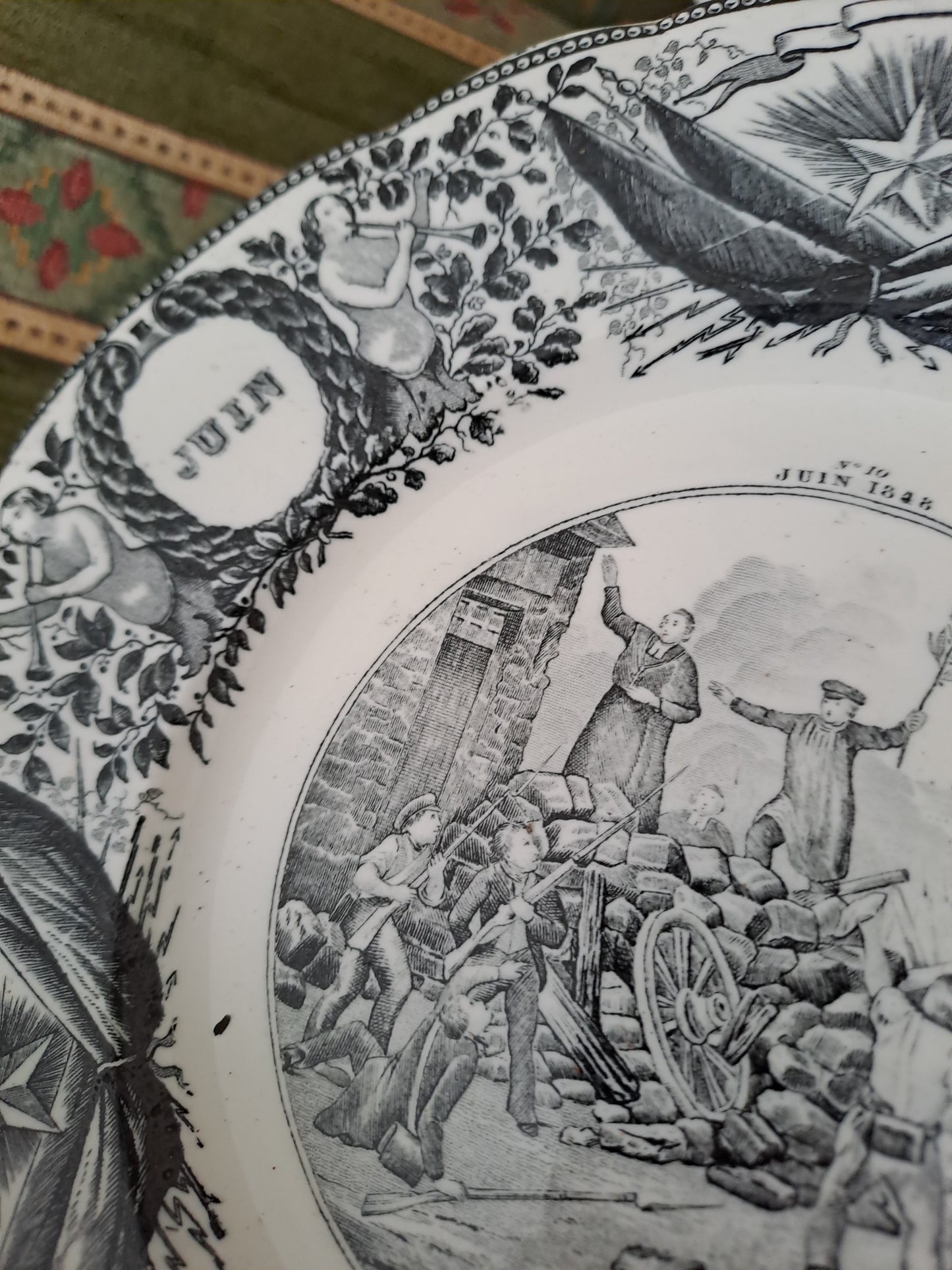 Assiette décorative représentant la mort de l'archevêque.