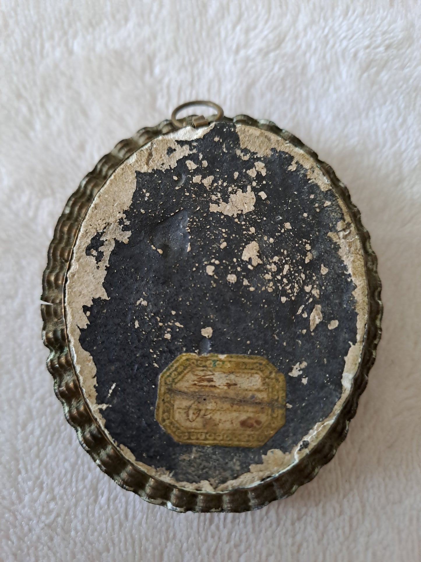 Médaillon. Sainte-Vierge Marie accompagnée de Jesus et de Saint Jean-Baptiste. En ecume de mer.