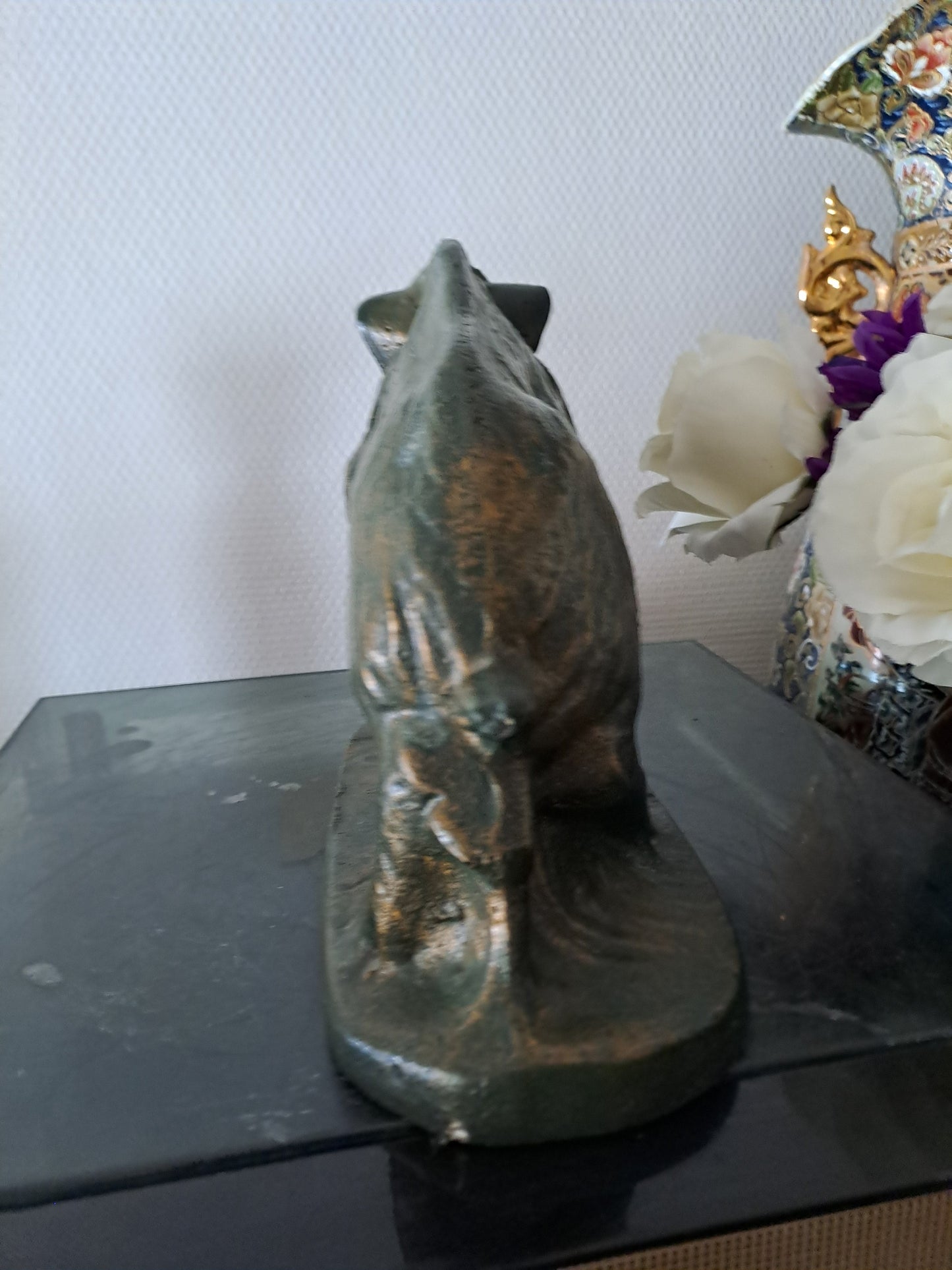 Statue représentant une sanglier. 18 cm x 28 cm x 10 cm.