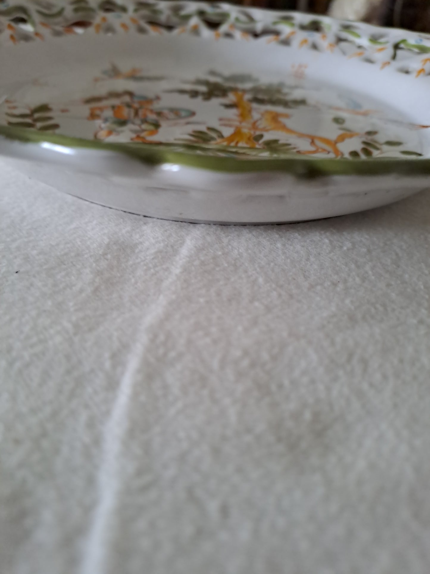 Assiette décorative ajourée. Moustiers.