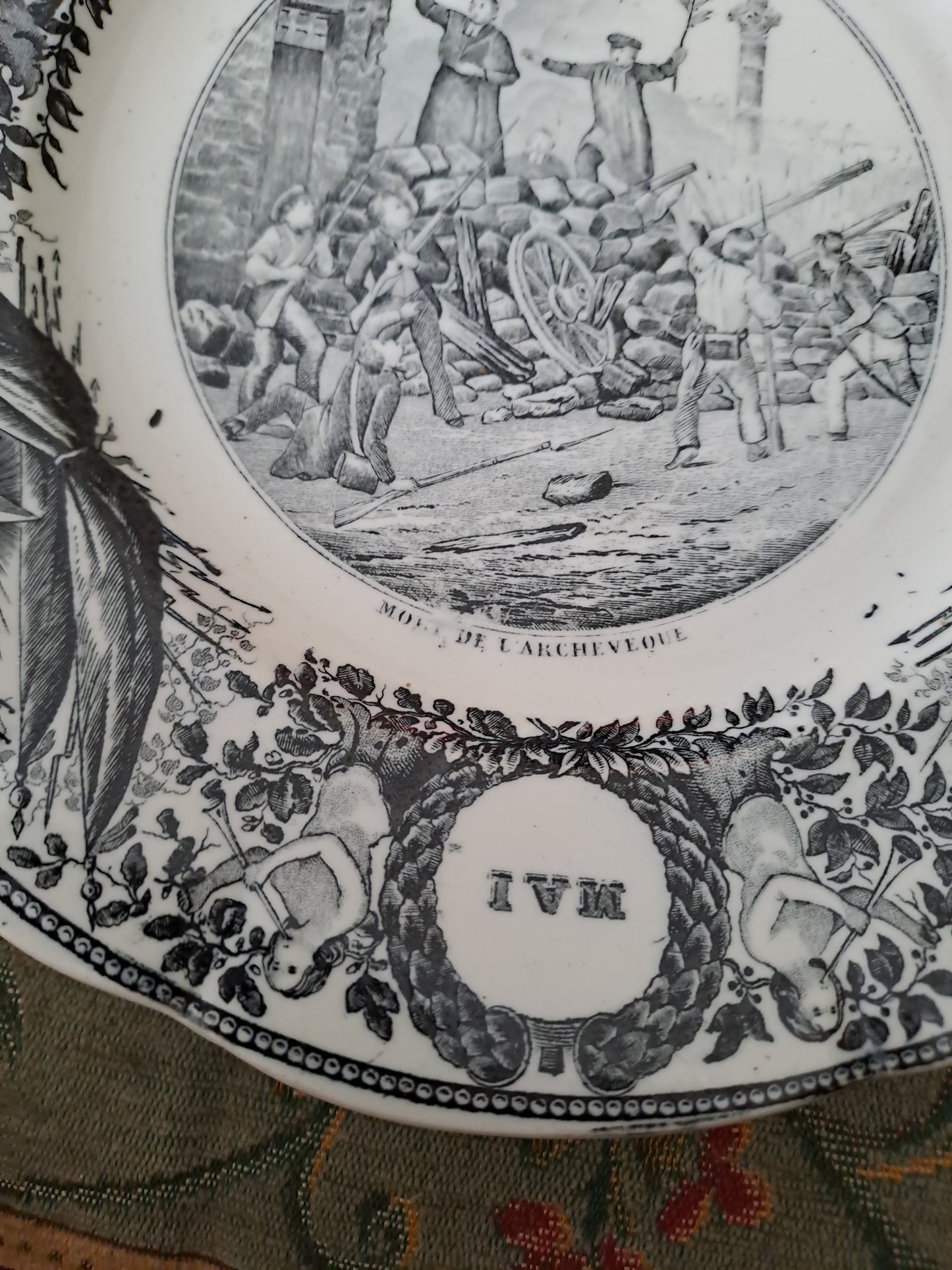 Assiette décorative représentant la mort de l'archevêque.