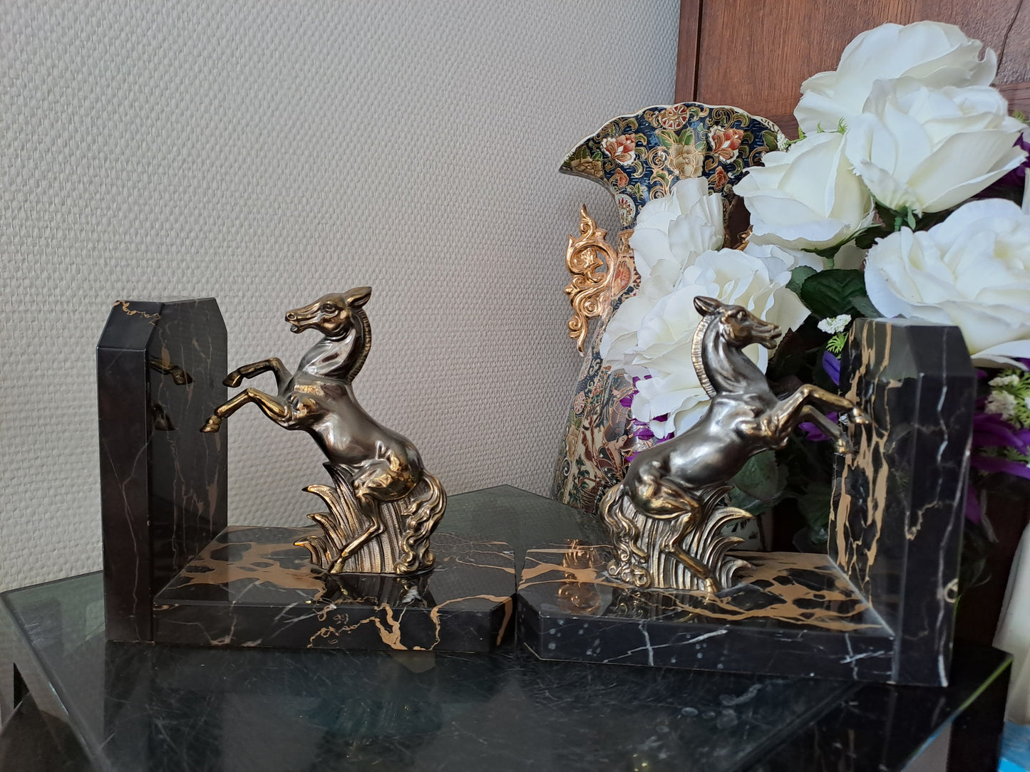 Paire de serre-livres figurant des chevaux. Marbre et régule.