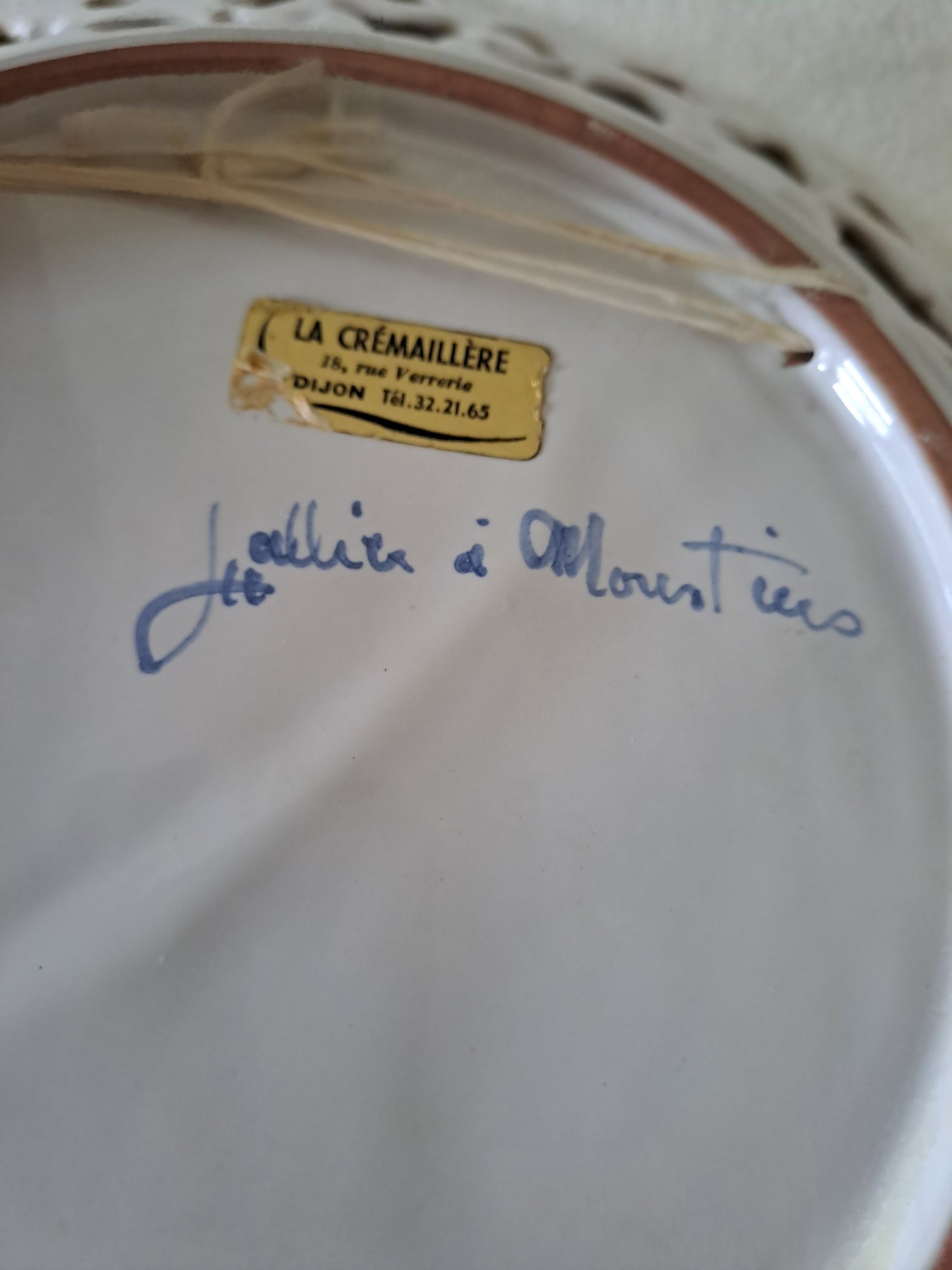 Assiette décorative ajourée. Moustiers.