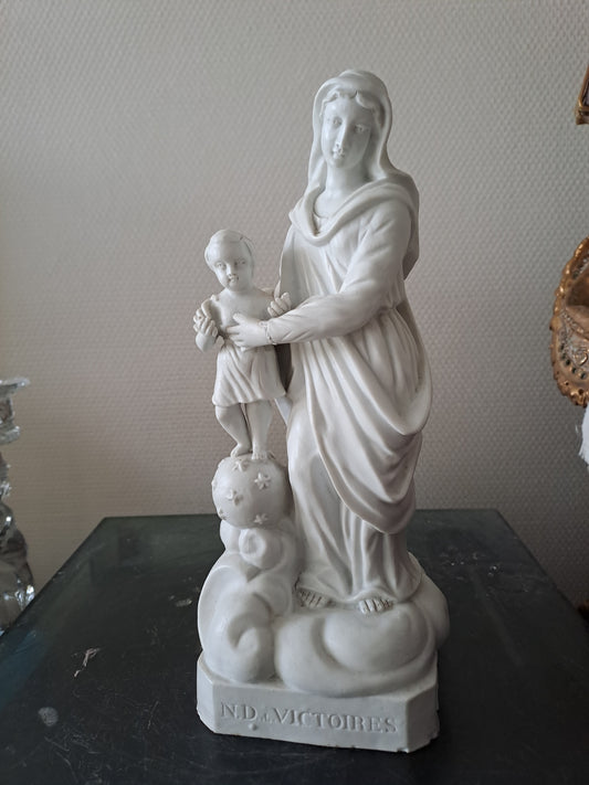 Statue représentant Notre-Dame des Victoires. Porcelaine. Ancien décoration vintage catholique.