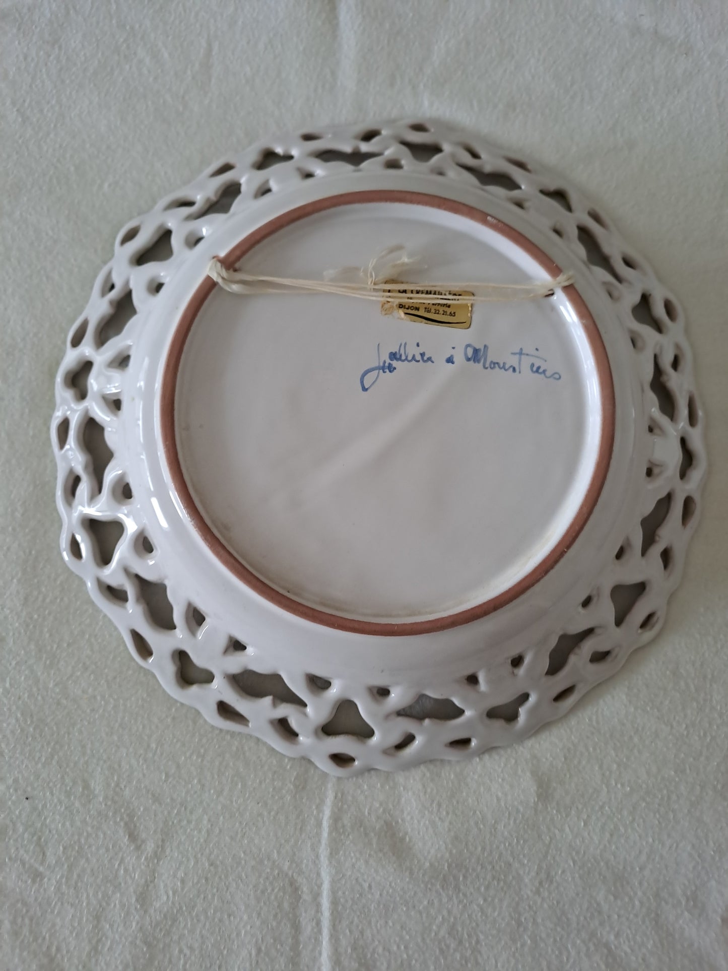 Assiette décorative ajourée. Moustiers.