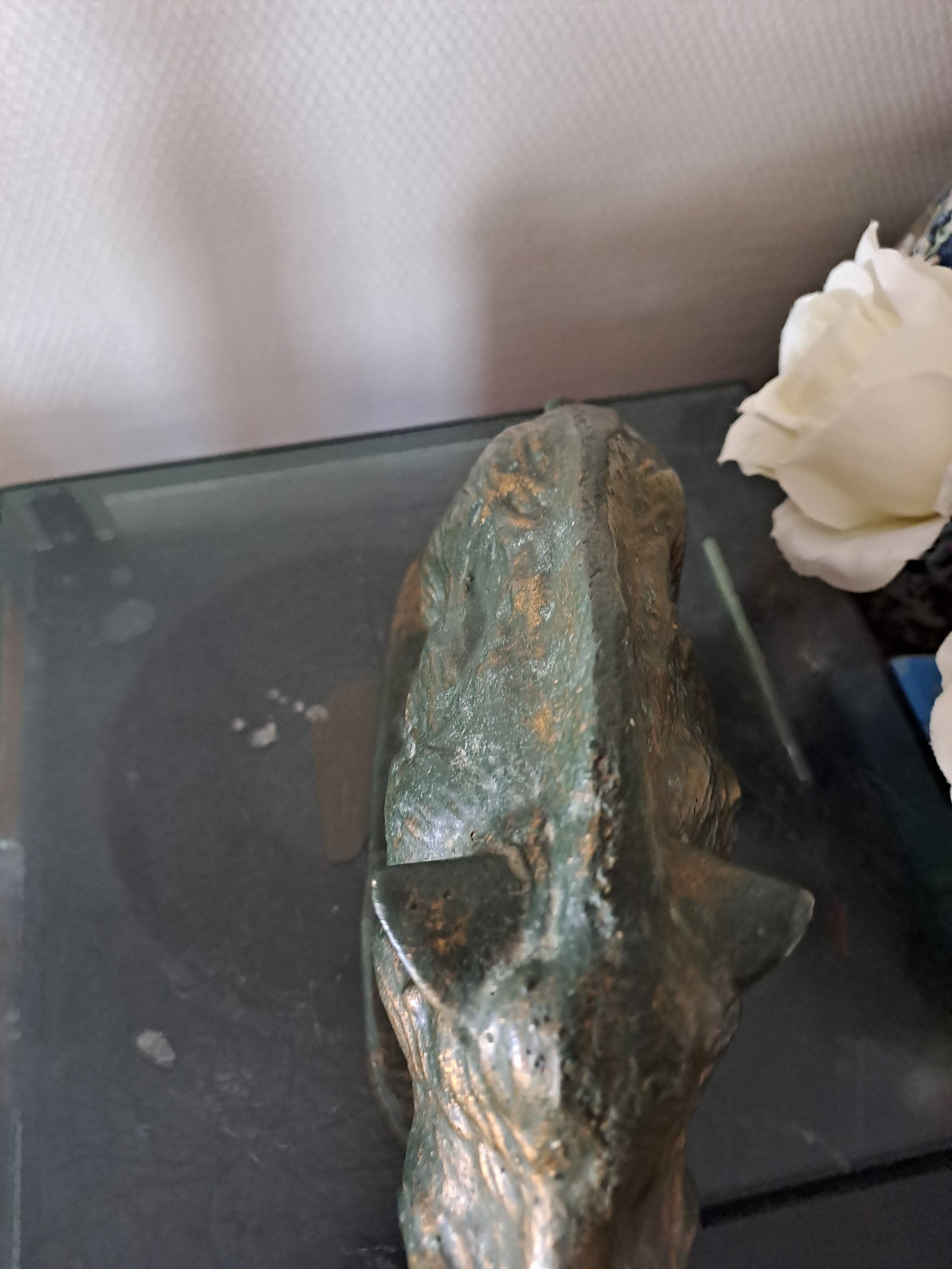 Statue représentant une sanglier. 18 cm x 28 cm x 10 cm.