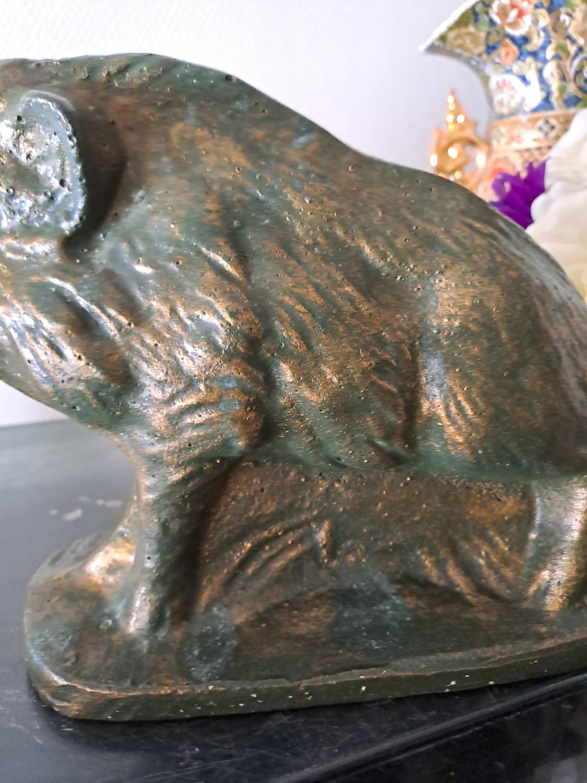 Statue représentant une sanglier. 18 cm x 28 cm x 10 cm.