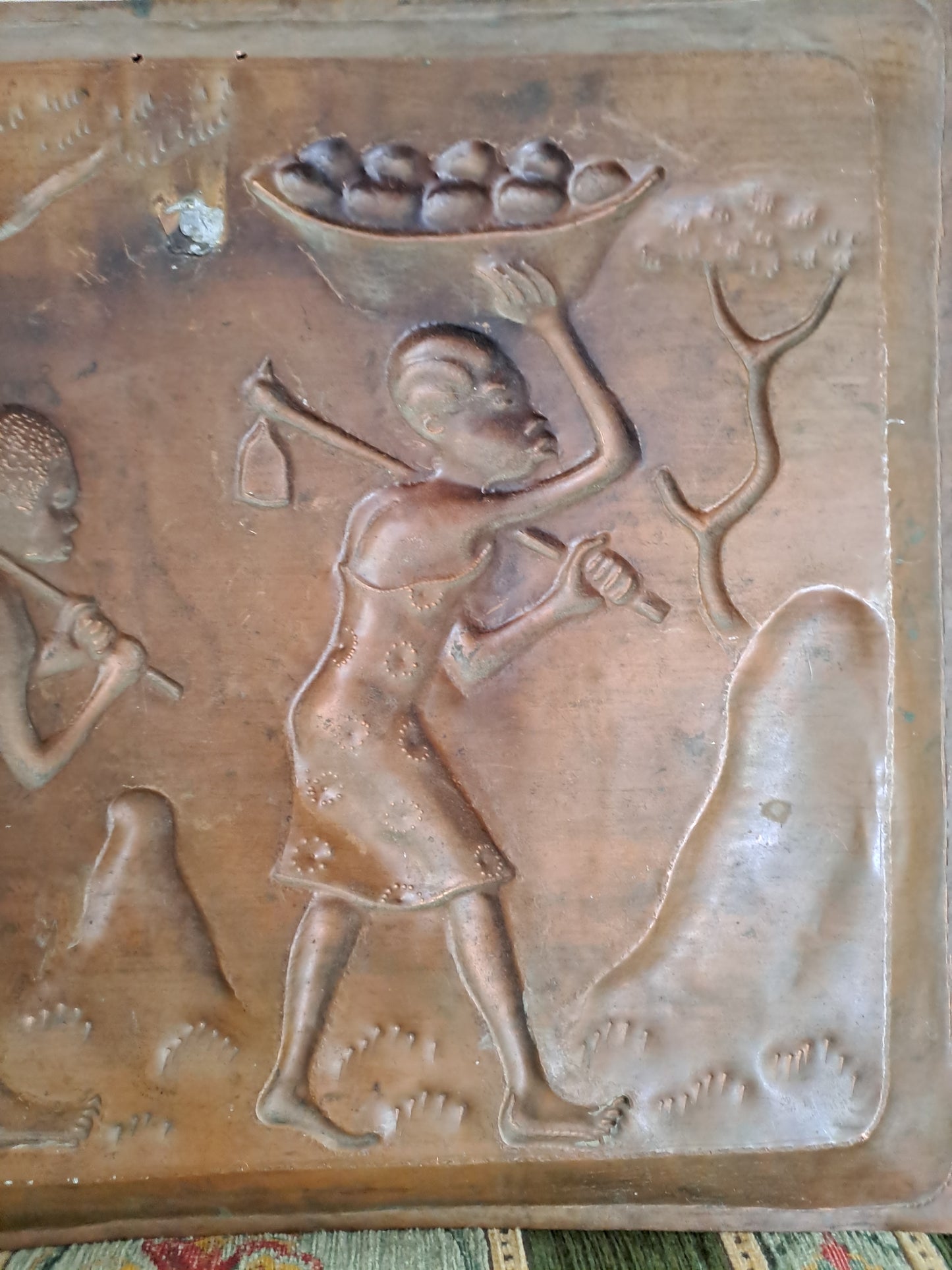Tableau en cuivre repoussé représentant une scène africaine.