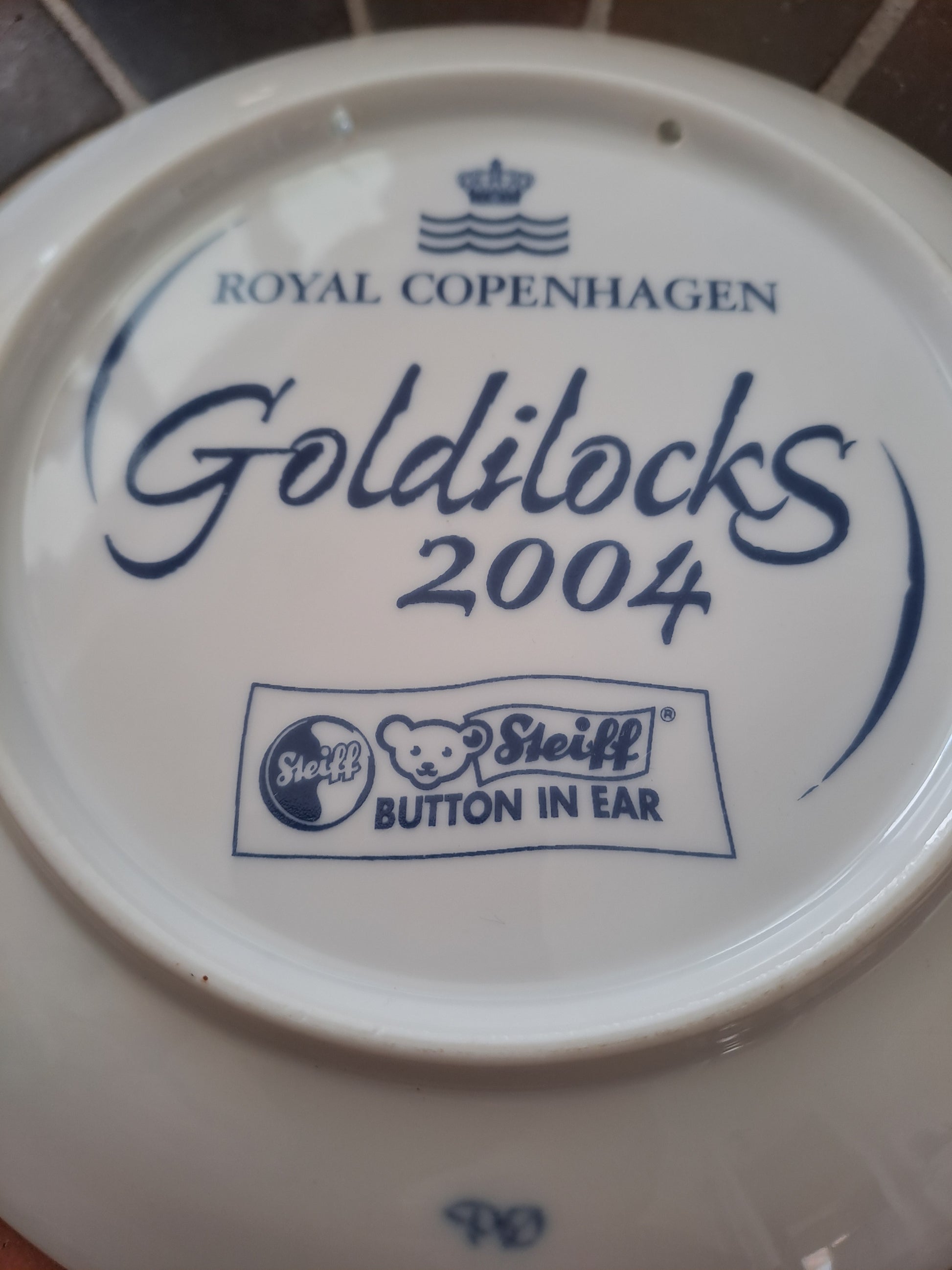 Royal Copenhaguen. Assiette décorative en Porcelaine. Collection ourson "STEIFF Goldilocks". 2004.