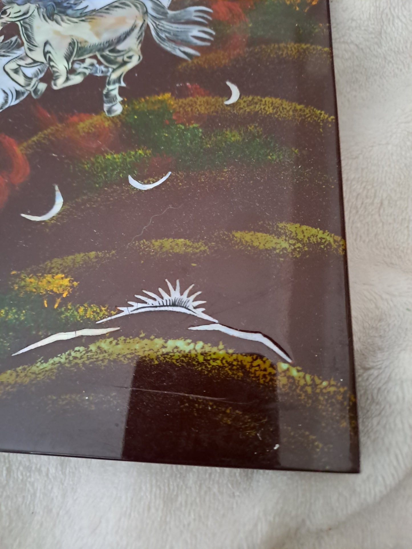 Panneau De Laque Marquetés Instration De Nacre. Chevaux aux galops. Ancien décoration vintage asie asiatique.