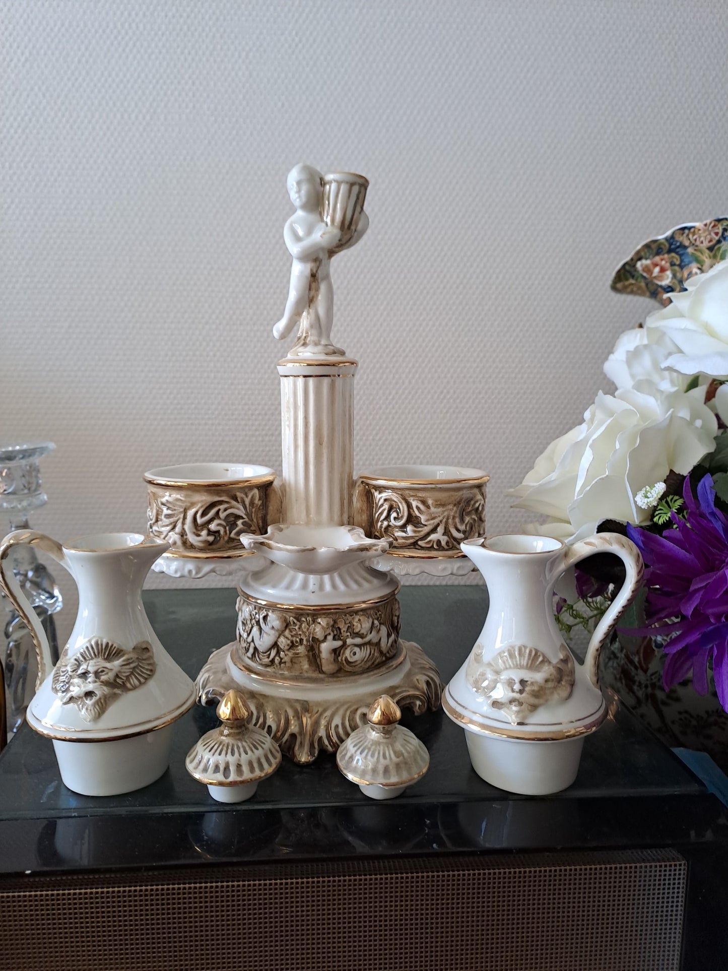 Serviteur de table. Capodimonte. Italy. Salerons. Vinaigrier et huilier.