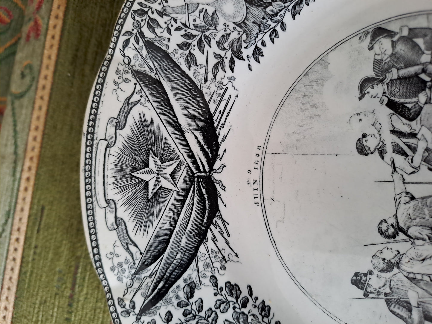 Assiette décorative représentant l'assassinat du général de Brea. Lebeuf Milliet et Cie à Creuil et Montereau.