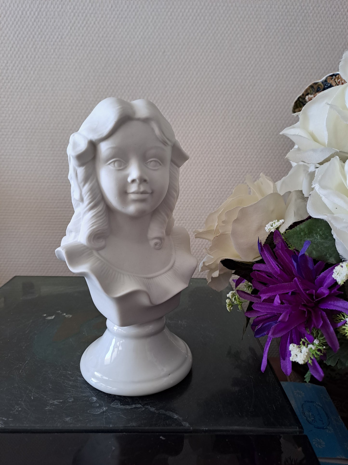 Buste fillette. Porcelaine et biscuits. Sumbo.